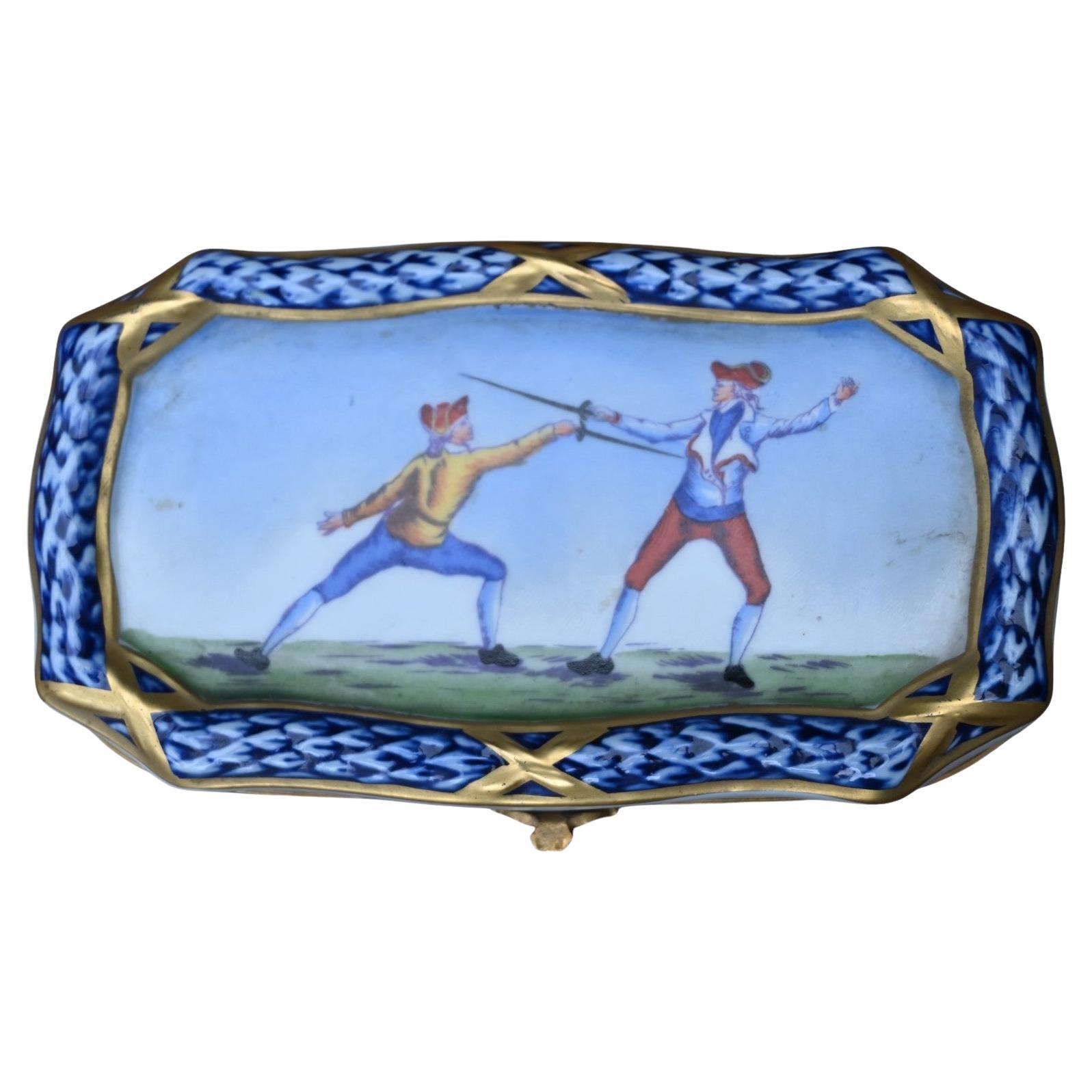 Caja de porcelana de Sèvres, azul cobalto con decoración de esgrimistas