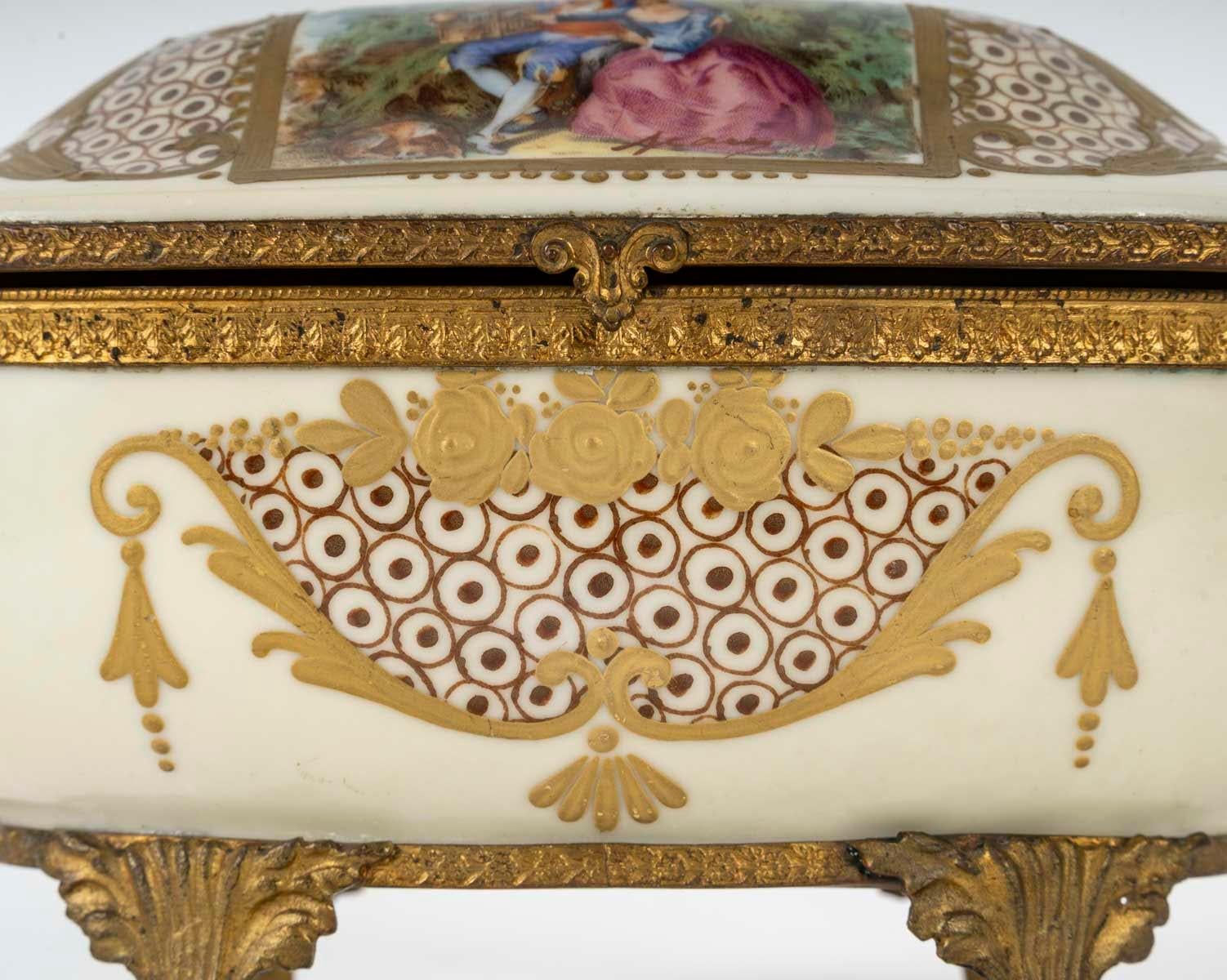 Caja de porcelana de Sèvres, esmaltada y dorada, siglo XX, estilo Napoleón III.

Caja de porcelana esmaltada y dorada del siglo XX, estilo Napoleón III, de Sèvres, con montura de latón dorado.
Alto: 15 cm, Ancho: 18,5 cm, Fondo: 10,5 cm