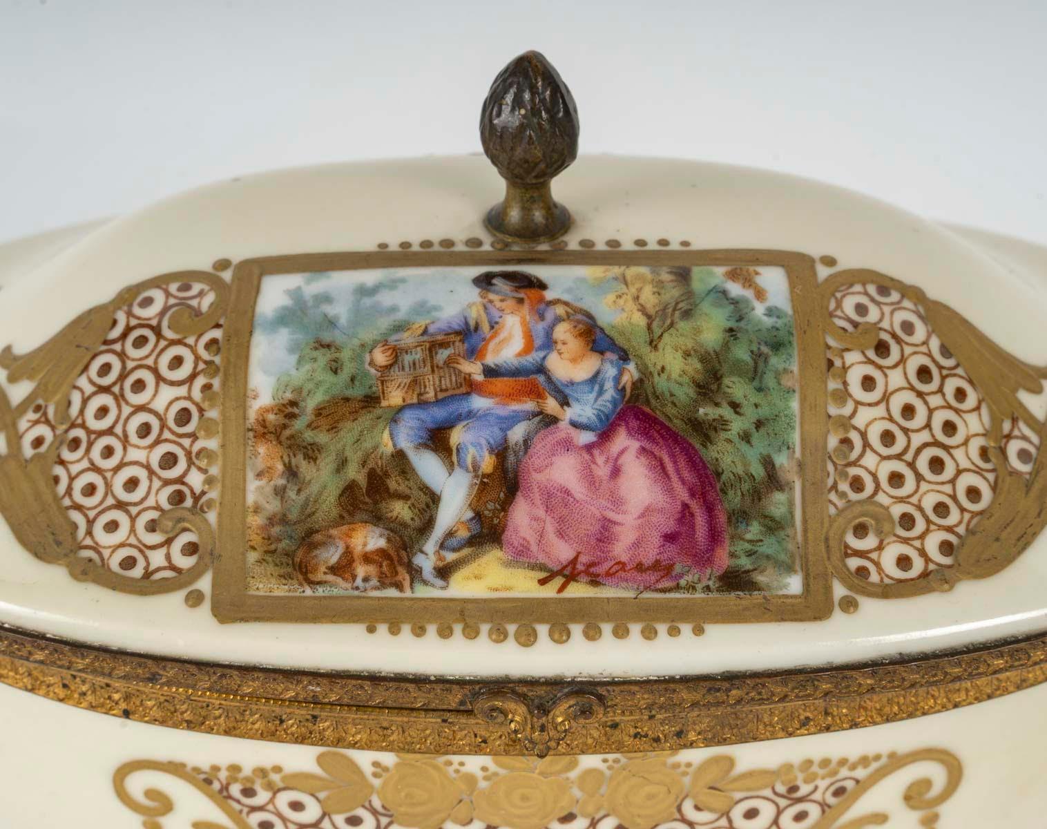 Caja de Porcelana de Sèvres, Esmaltada y Dorada, Siglo XX, Estilo Napoleón III. Francés en venta