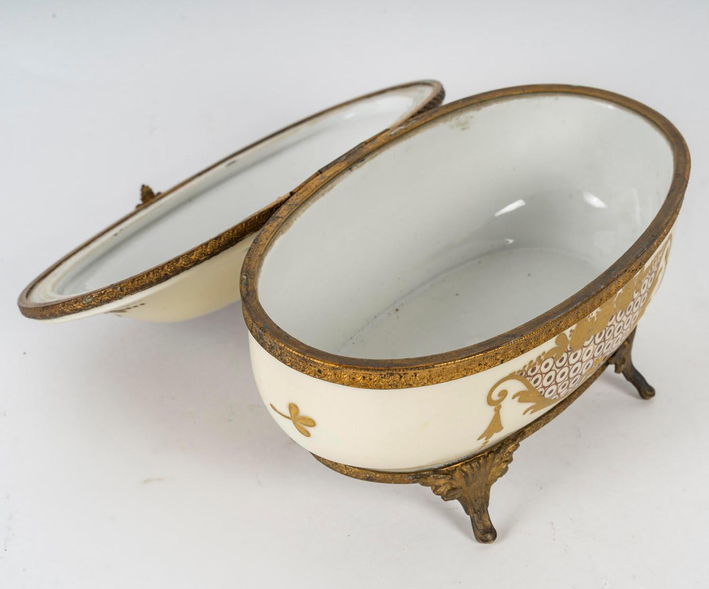 Caja de Porcelana de Sèvres, Esmaltada y Dorada, Siglo XX, Estilo Napoleón III. Esmaltado en venta