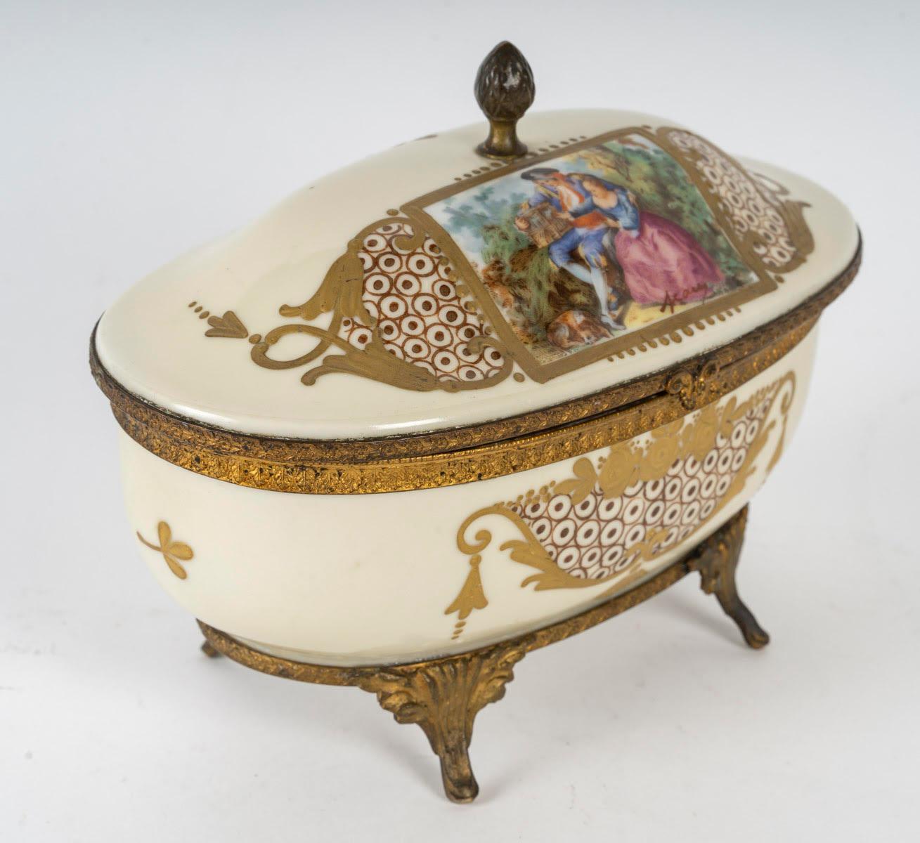 Caja de Porcelana de Sèvres, Esmaltada y Dorada, Siglo XX, Estilo Napoleón III. en Bueno estado para la venta en Saint-Ouen, FR