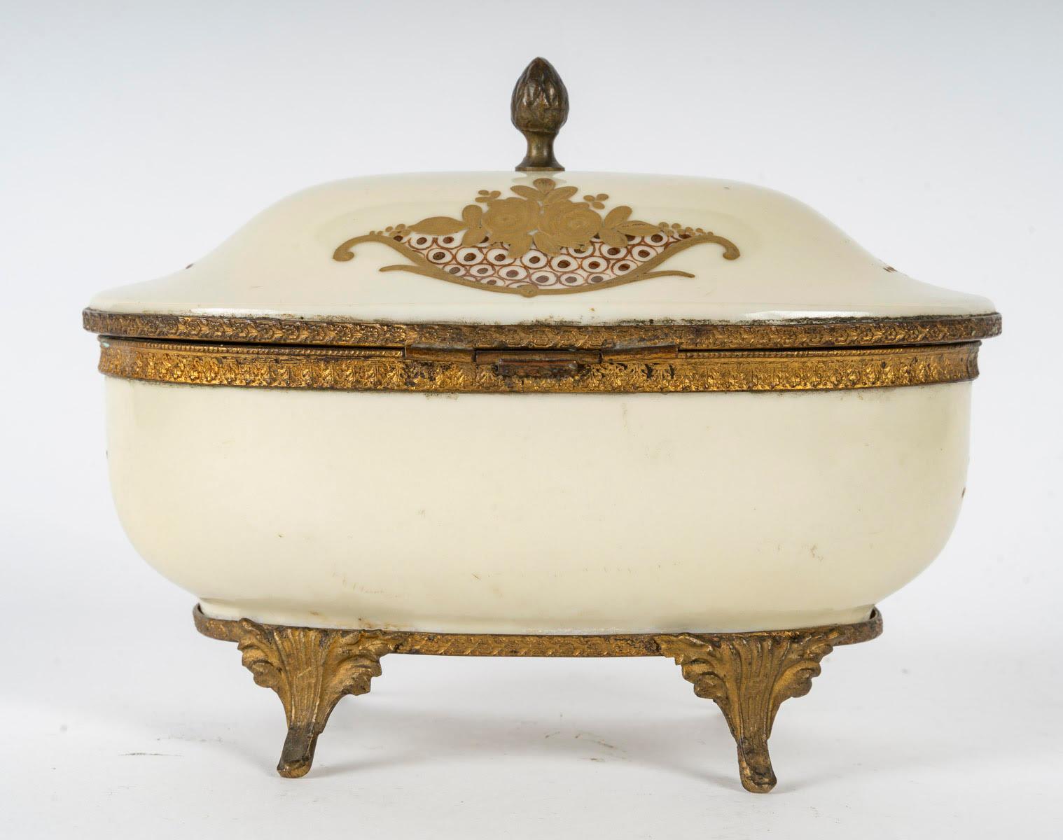 Caja de Porcelana de Sèvres, Esmaltada y Dorada, Siglo XX, Estilo Napoleón III. siglo XX en venta