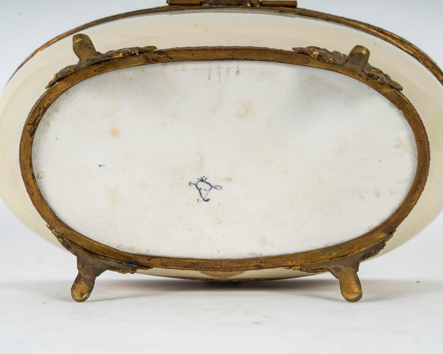 Caja de Porcelana de Sèvres, Esmaltada y Dorada, Siglo XX, Estilo Napoleón III. en venta 1
