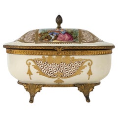 Caja de Porcelana de Sèvres, Esmaltada y Dorada, Siglo XX, Estilo Napoleón III.