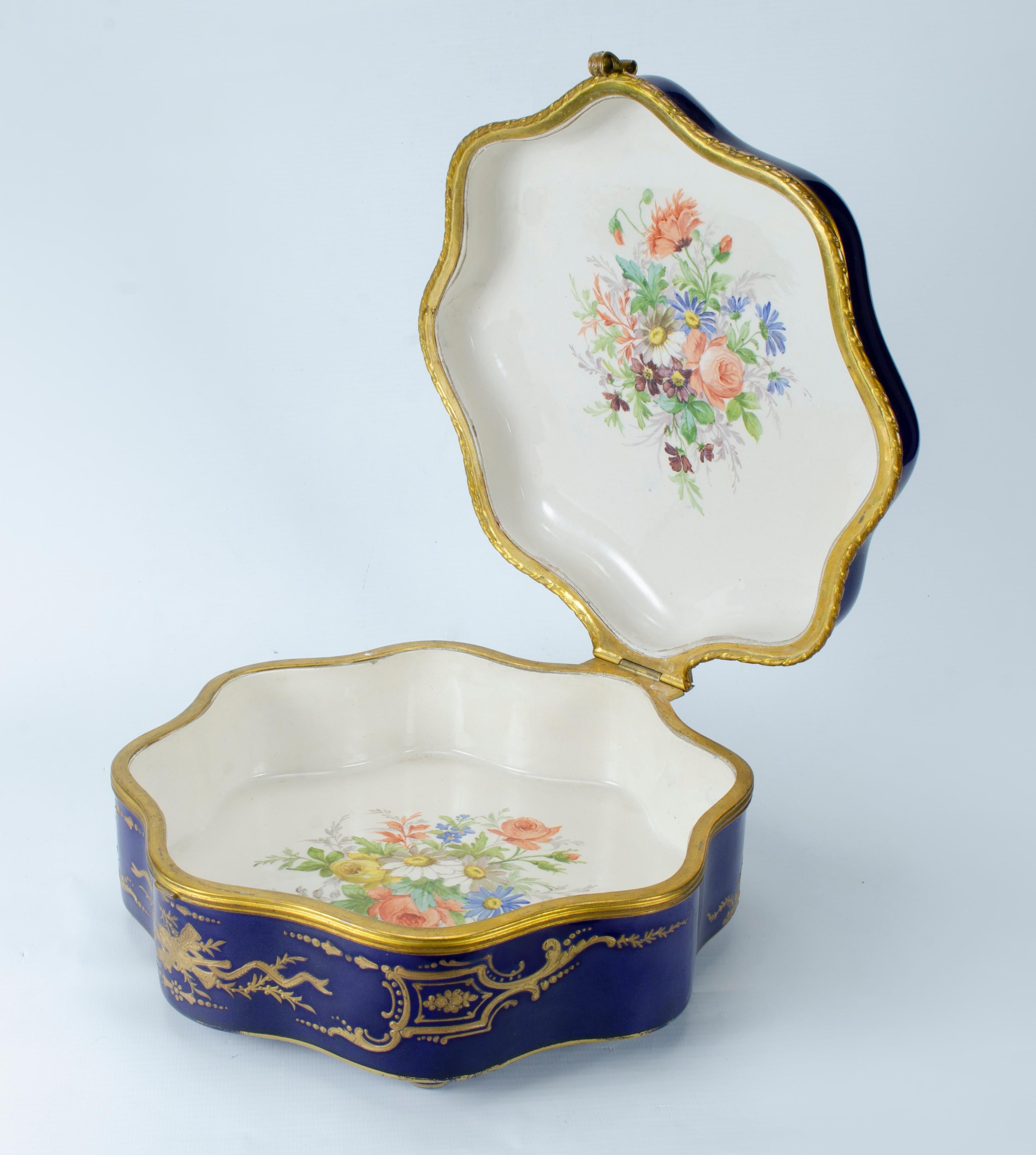 Sevres porcelain box
octagonal format
Hand painted and signed on its base
perfect condition
Origin France Circa 1900
its mount is gilded bronze.