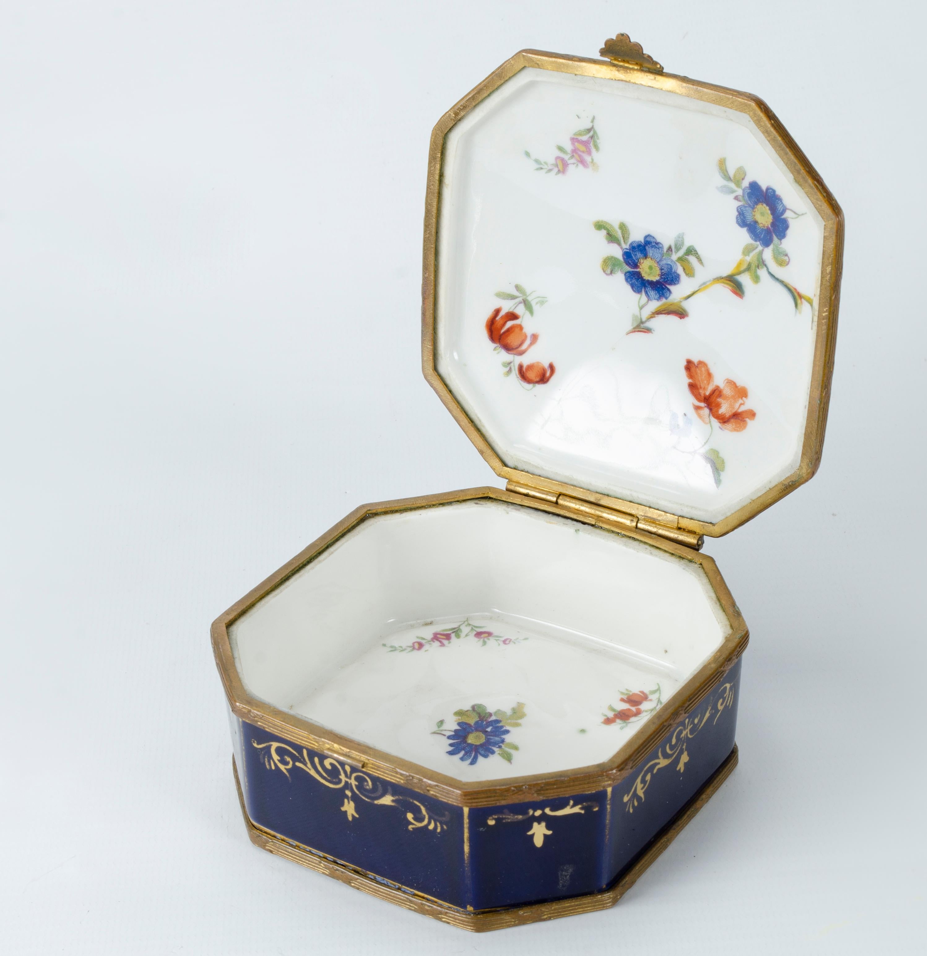 Boîte en porcelaine de Sèvres
Origine France Circa 1900
Décoration intérieure (fleurs)
monture en bronze
Boîte peinte à la main.