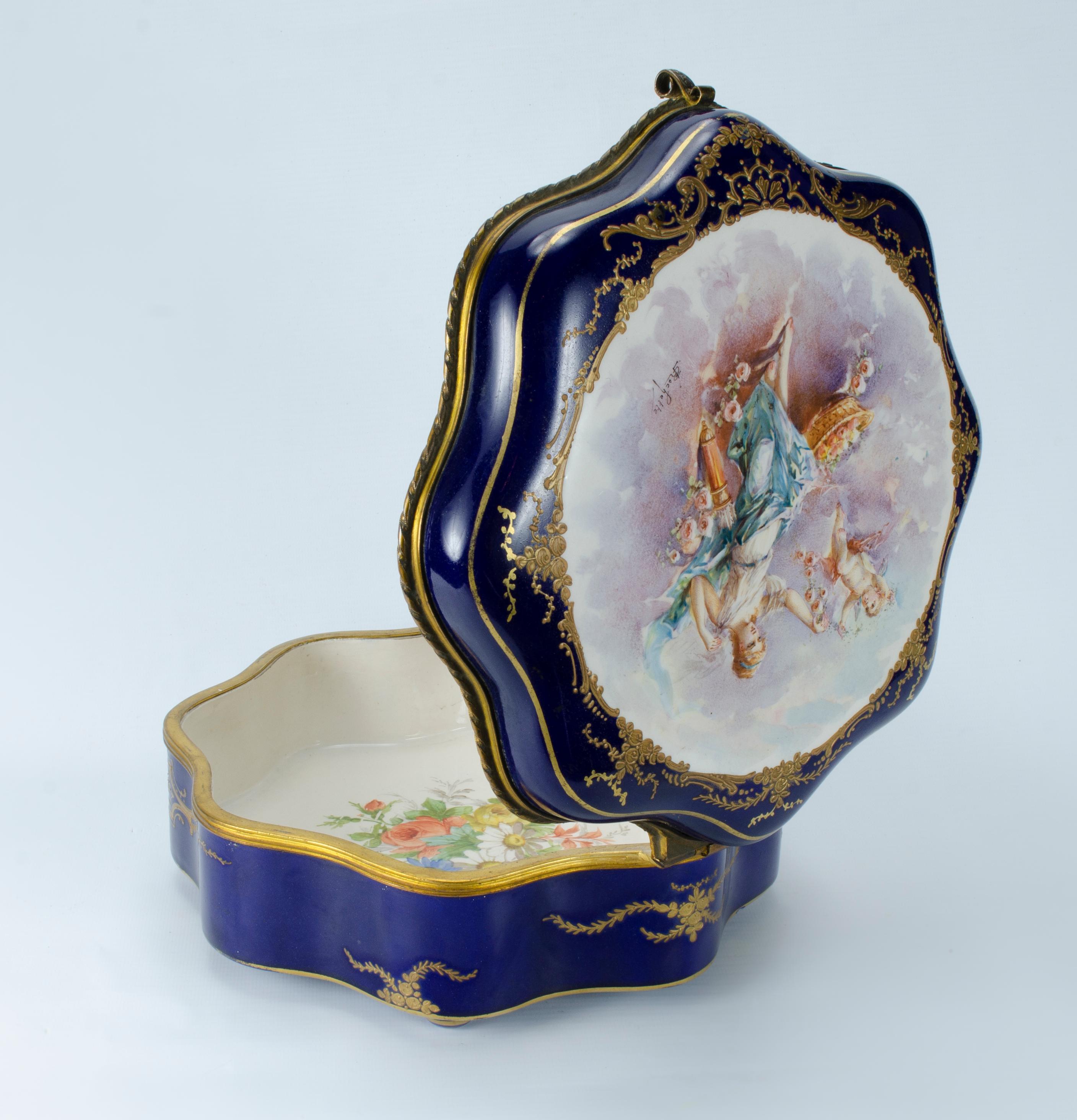Néoclassique Boîte en porcelaine de Sèvres en vente