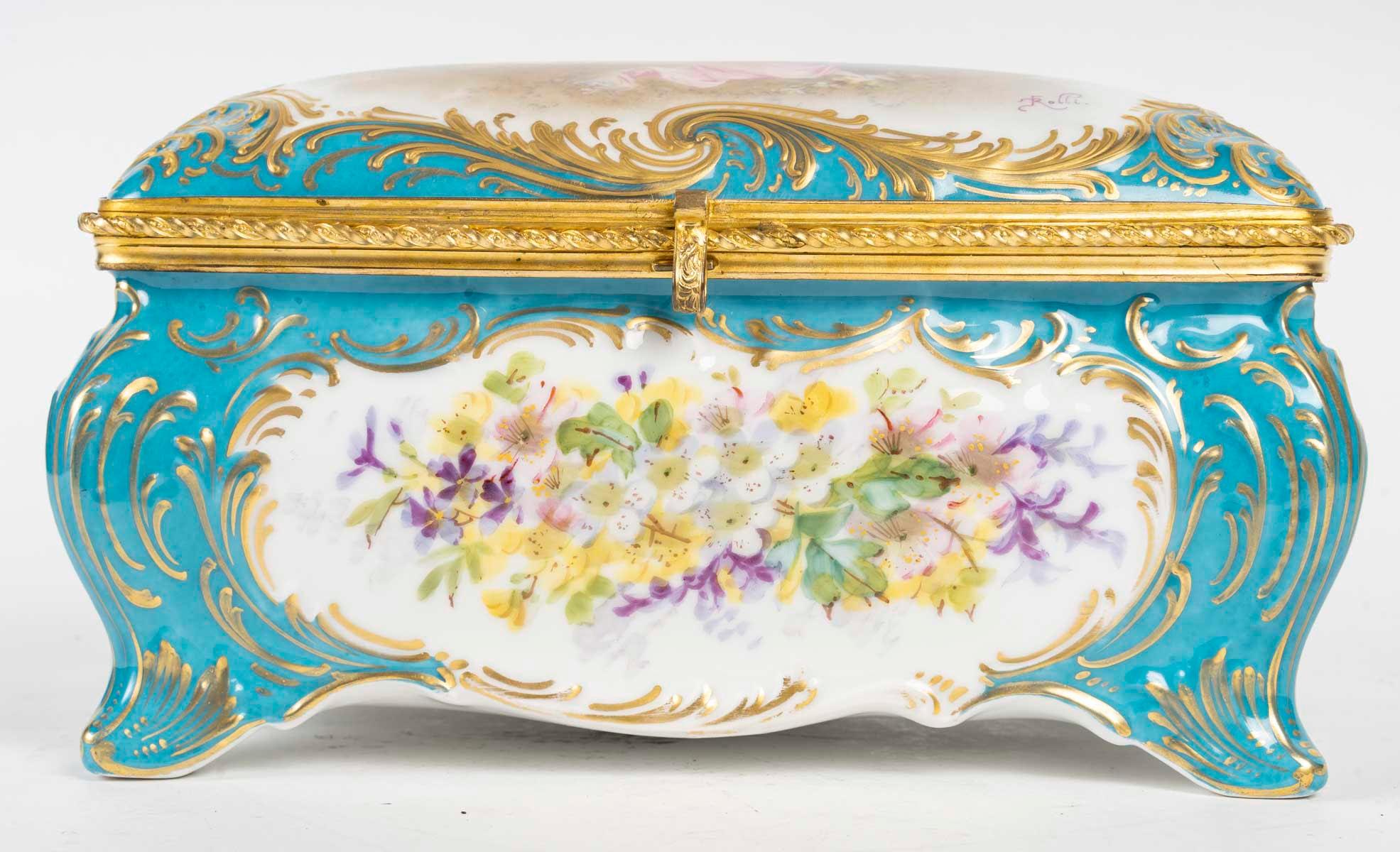 Caja de porcelana de Sèvres, montura de latón dorado, siglo XIX, época de Napoleón III.

Caja de época de Napoleón III, siglo XIX, porcelana de Sèvres y montura de latón dorado.
Alto: 14 cm, Ancho: 26 cm, Fondo: 16 cm