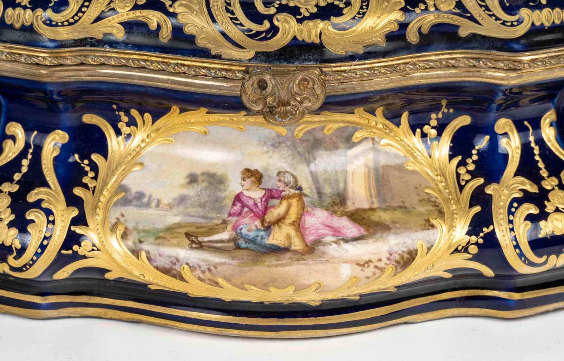 Sèvres porcelain box, gilt brass mounting, late 19th century, Napoleon III period.

A 19th century Napoleon III period Sèvres porcelain box with gilt brass mounting.
H: 12cm, W: 34cm, D: 21.5cm 