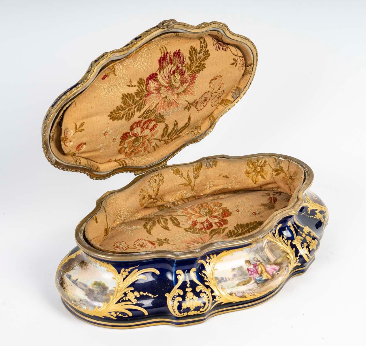 Sèvres Porcelain Box, Gilt Brass Mounting, 19th Century, Napoleon III Period. In Good Condition In Saint-Ouen, FR