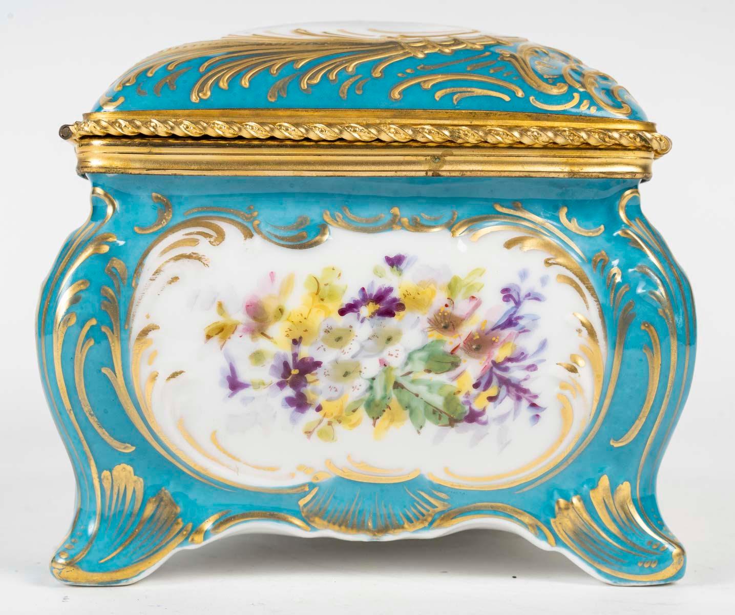 Caja de porcelana de Sèvres, montura de latón dorado, siglo XIX, época de Napoleón III. Latón en venta