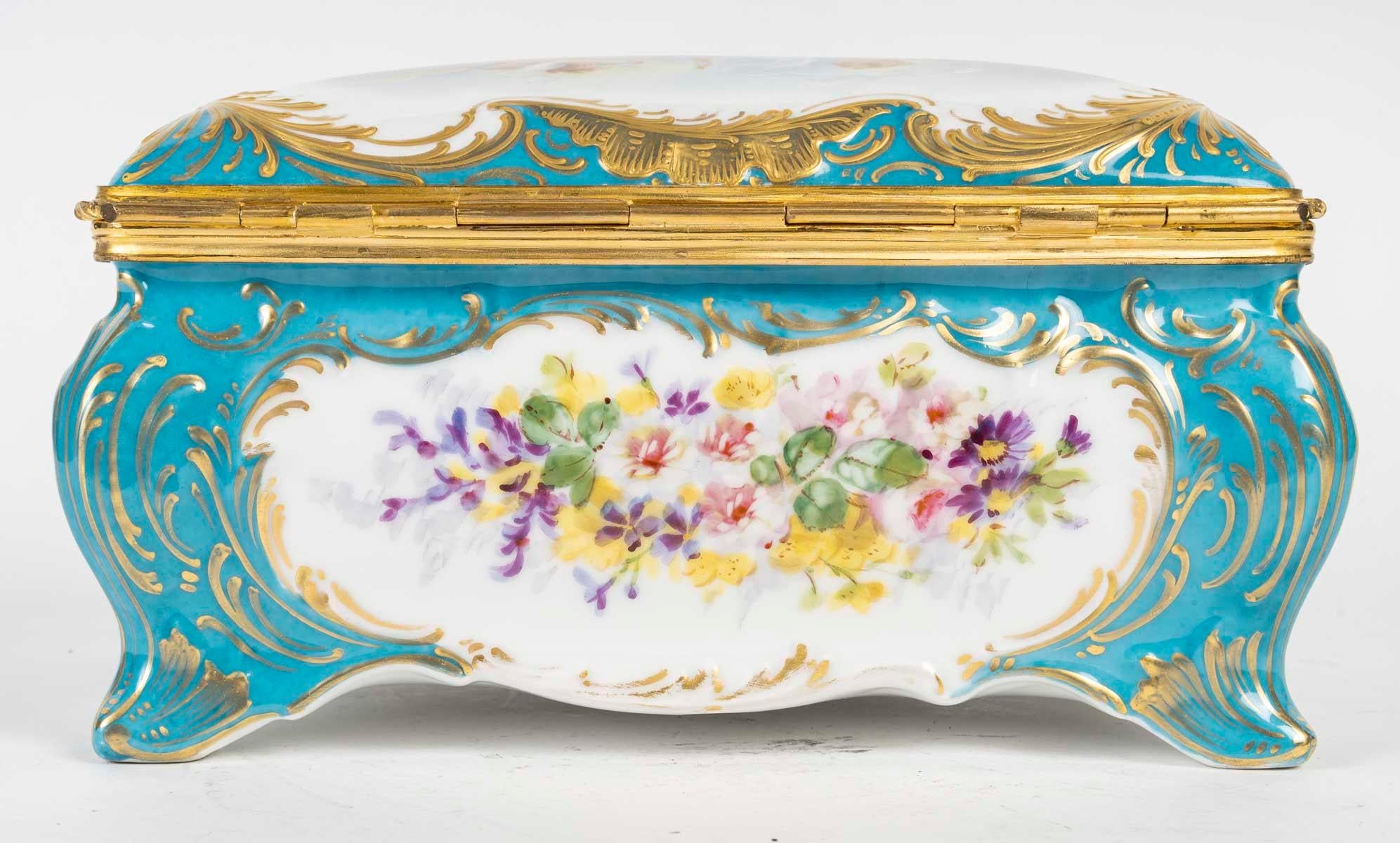 Caja de porcelana de Sèvres, montura de latón dorado, siglo XIX, época de Napoleón III. en venta 1