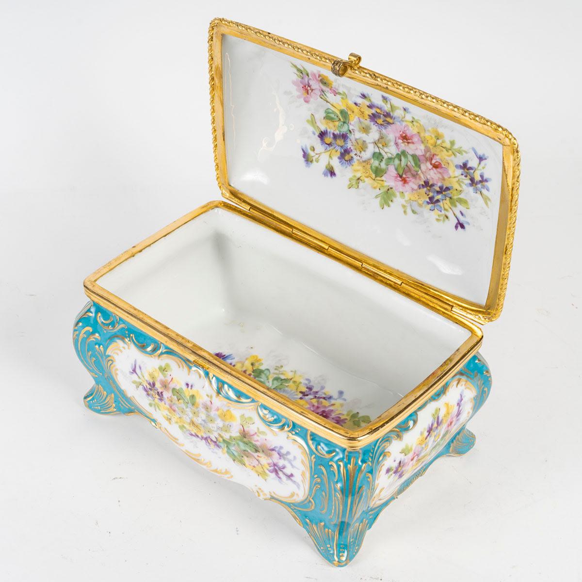 Caja de porcelana de Sèvres, montura de latón dorado, siglo XIX, época de Napoleón III. en venta 2