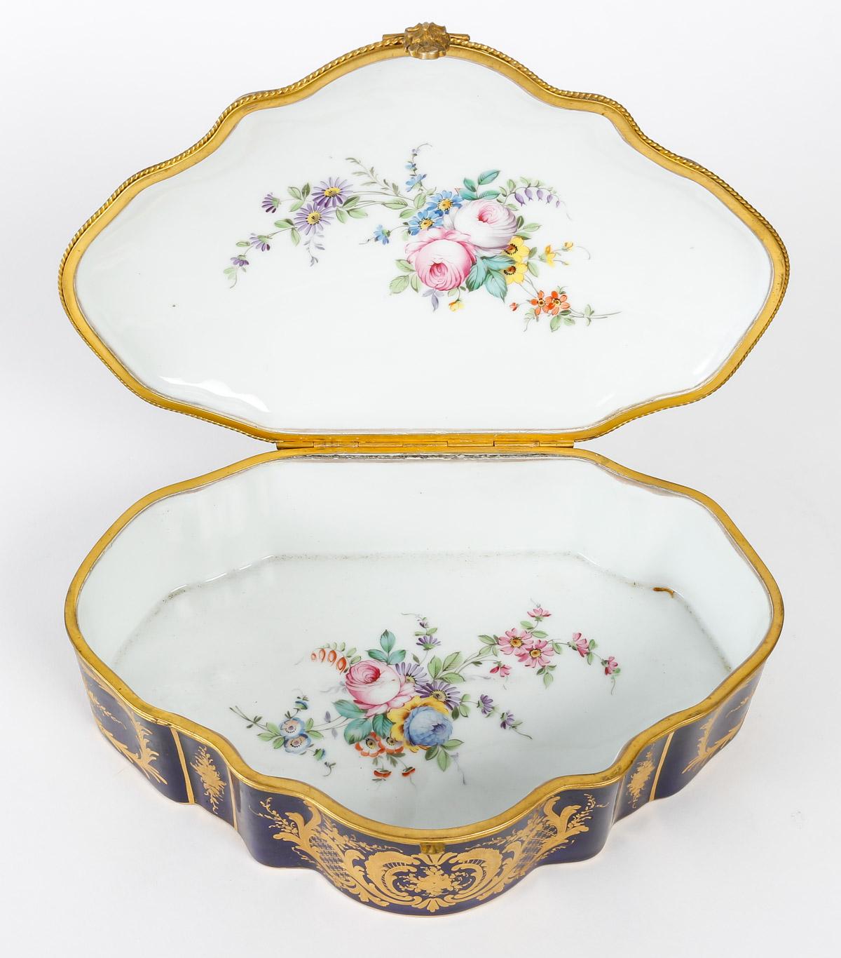 Français Boîte en porcelaine de Sèvres, période Napoléon III, XIXe siècle.