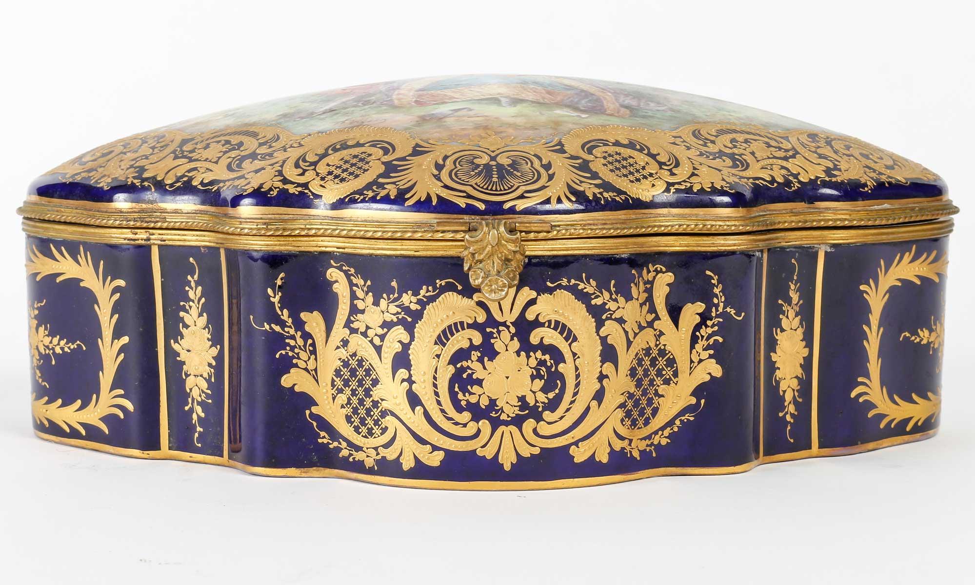 Doré Boîte en porcelaine de Sèvres, période Napoléon III, XIXe siècle.