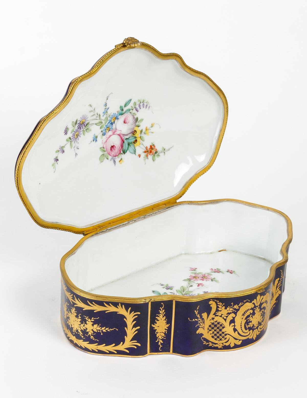 Boîte en porcelaine de Sèvres, période Napoléon III, XIXe siècle. Bon état à Saint-Ouen, FR