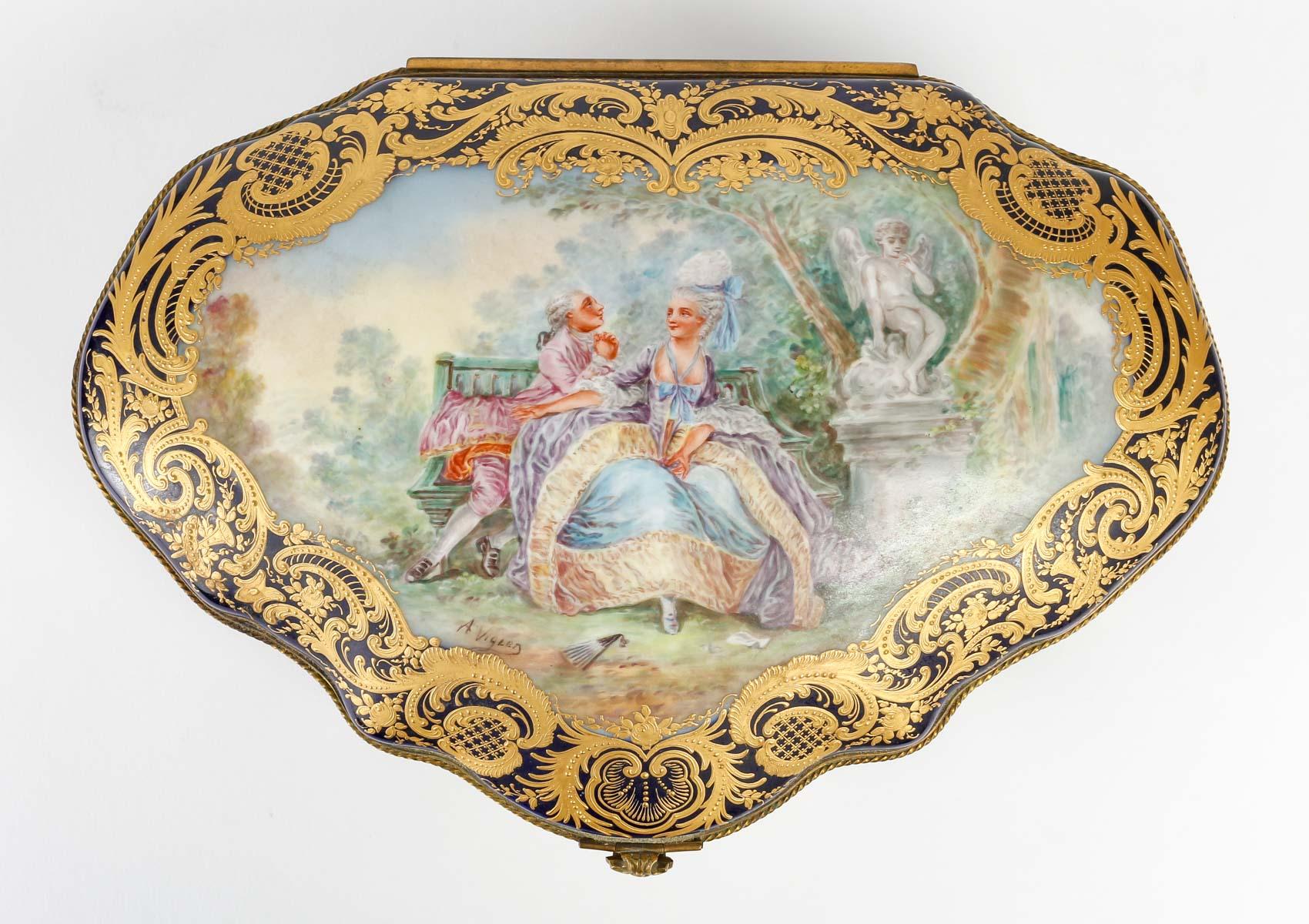 Sèvres Porcelain Box, Napoleon III Period, 19th Century. 2