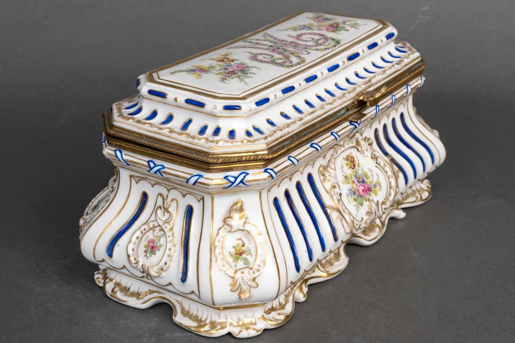 Coffret en porcelaine de Sèvres, période Napoléon III, XIXe siècle.

Coffret du XIXe siècle, époque Napoléon III, porcelaine de Sèvres et monture en laiton doré.
H : 13cm, L : 26cm, P : 15cm