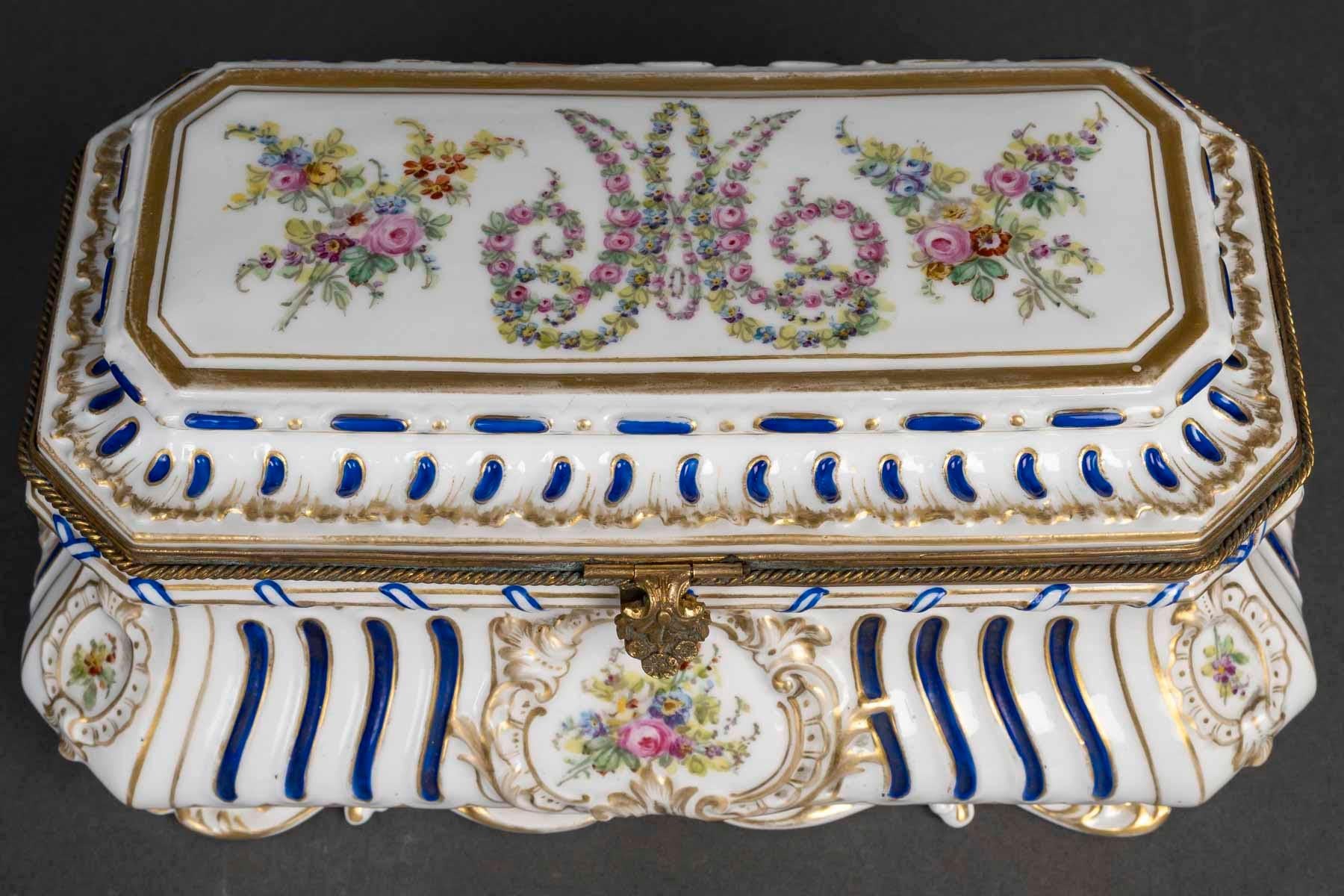 Français Coffret en porcelaine de Sèvres, période Napoléon III, XIXe siècle. en vente