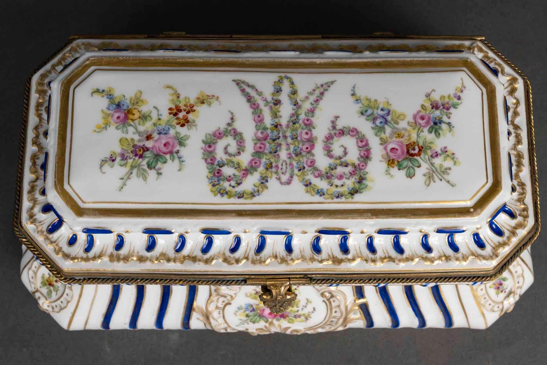 Coffret en porcelaine de Sèvres, période Napoléon III, XIXe siècle. Bon état - En vente à Saint-Ouen, FR