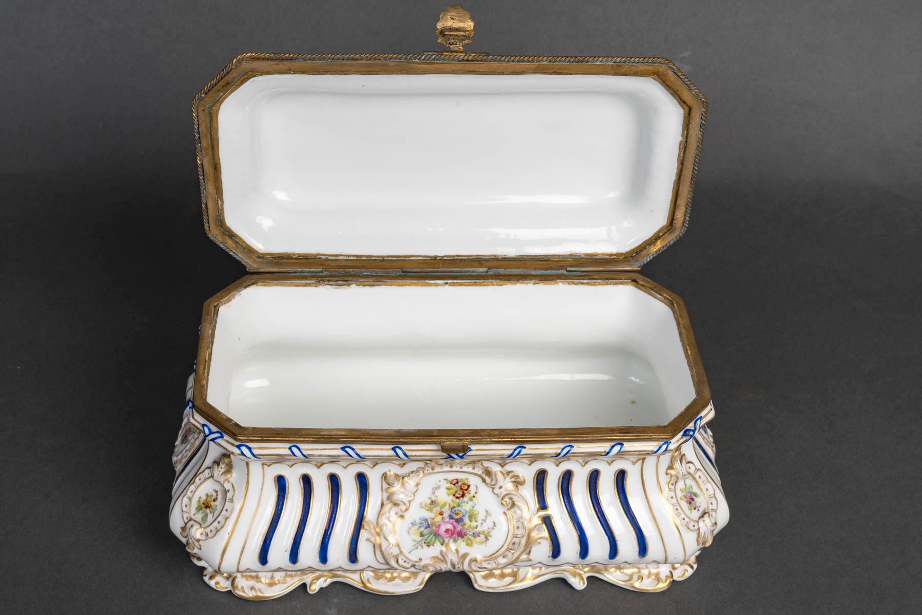 Porcelaine Coffret en porcelaine de Sèvres, période Napoléon III, XIXe siècle. en vente