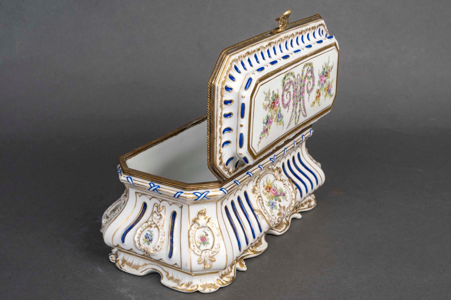 Coffret en porcelaine de Sèvres, période Napoléon III, XIXe siècle. en vente 2