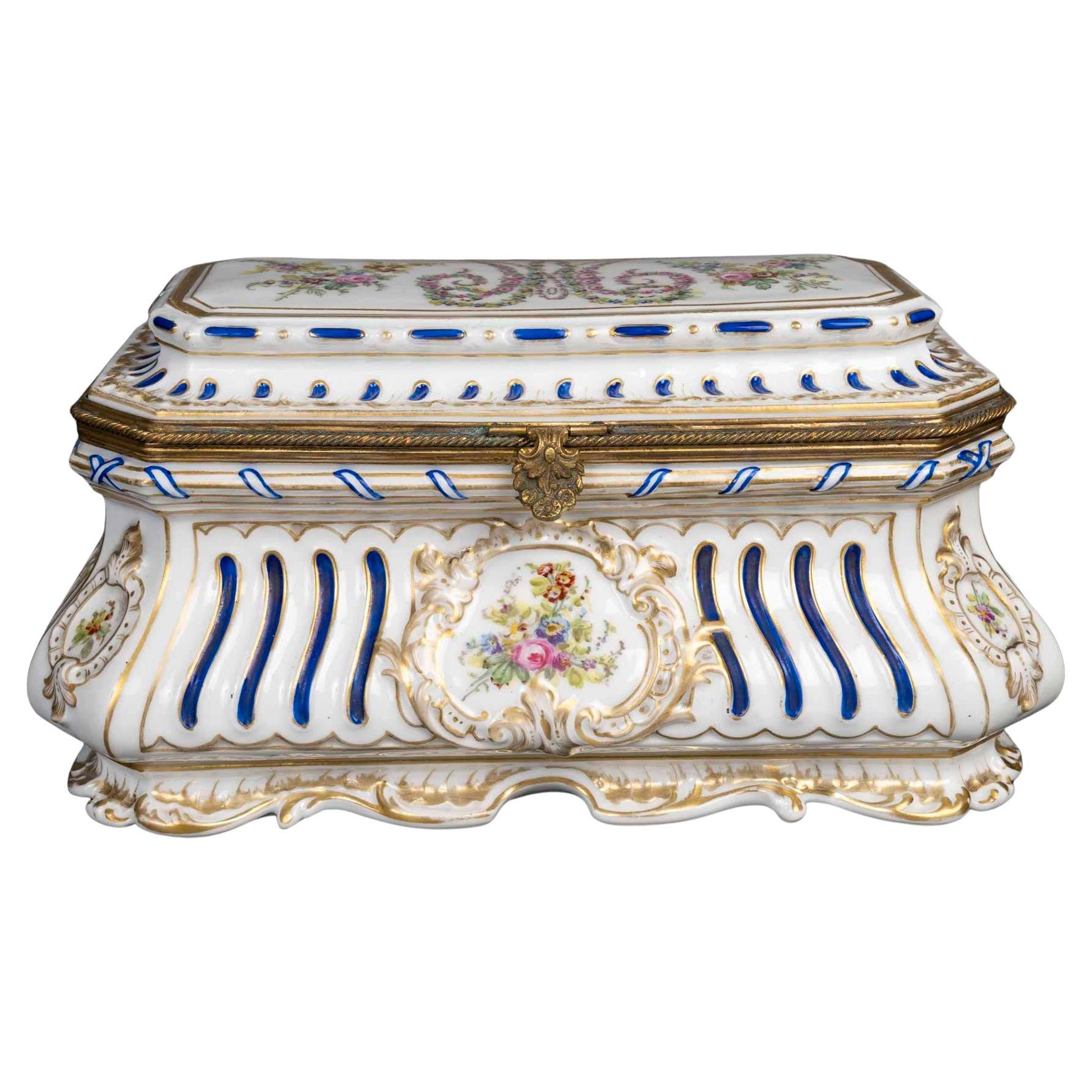 Coffret en porcelaine de Sèvres, période Napoléon III, XIXe siècle. en vente