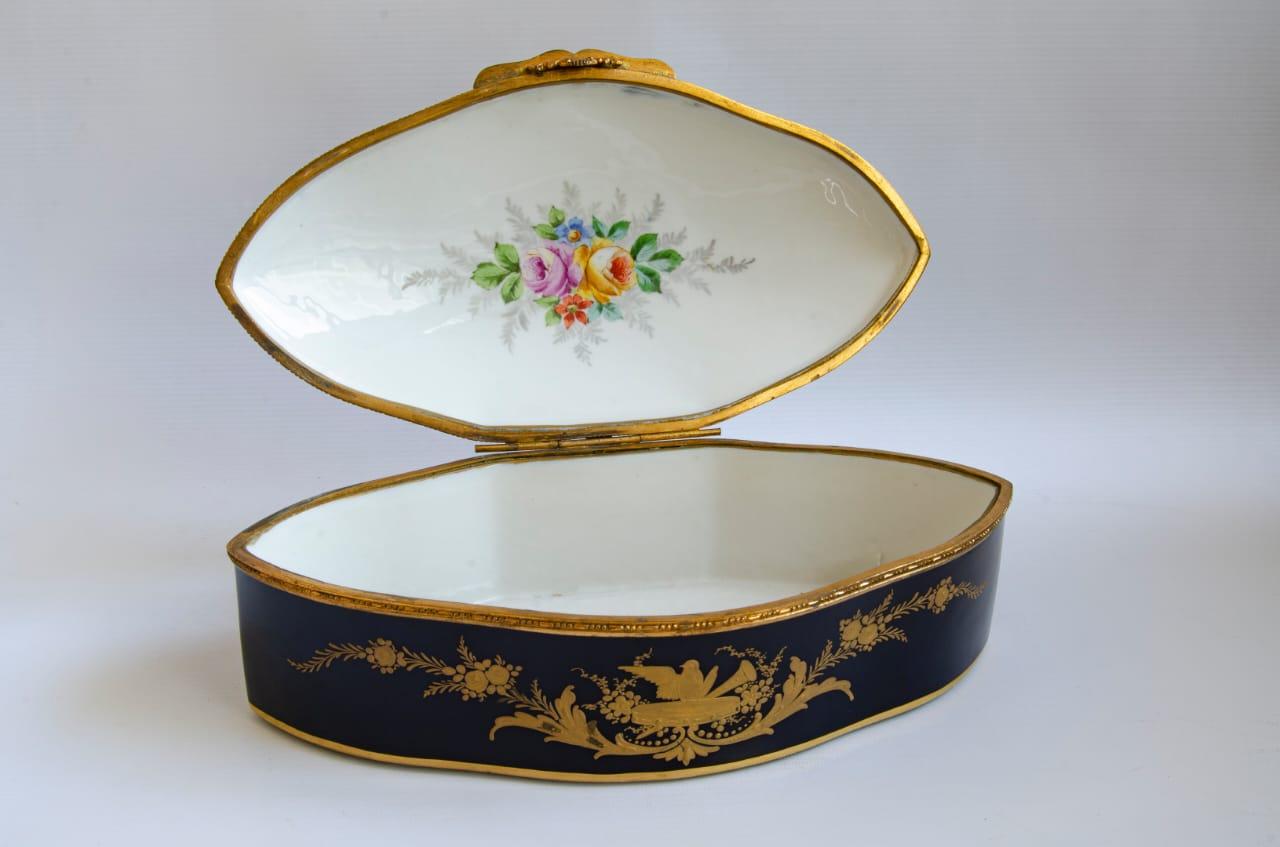 Coffret en porcelaine de Sèvres scène romantique (Lux)
signé Lux
19ème siècle crica 1900.