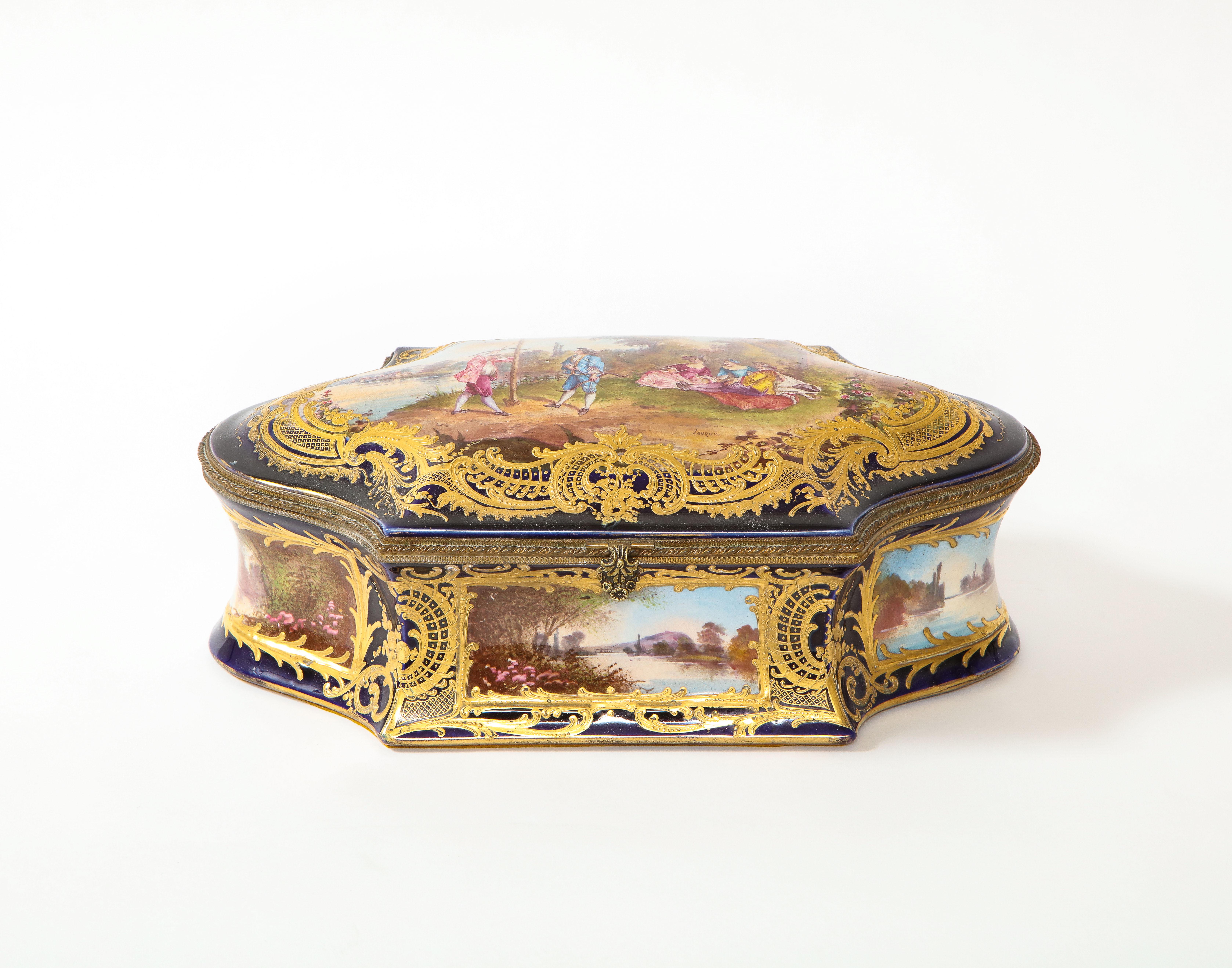 Sevres-Porzellan Kobaltblauer Grund Watteau-Liebhaber-Szene Bombay Formschachtel, signiert (Louis XVI.) im Angebot