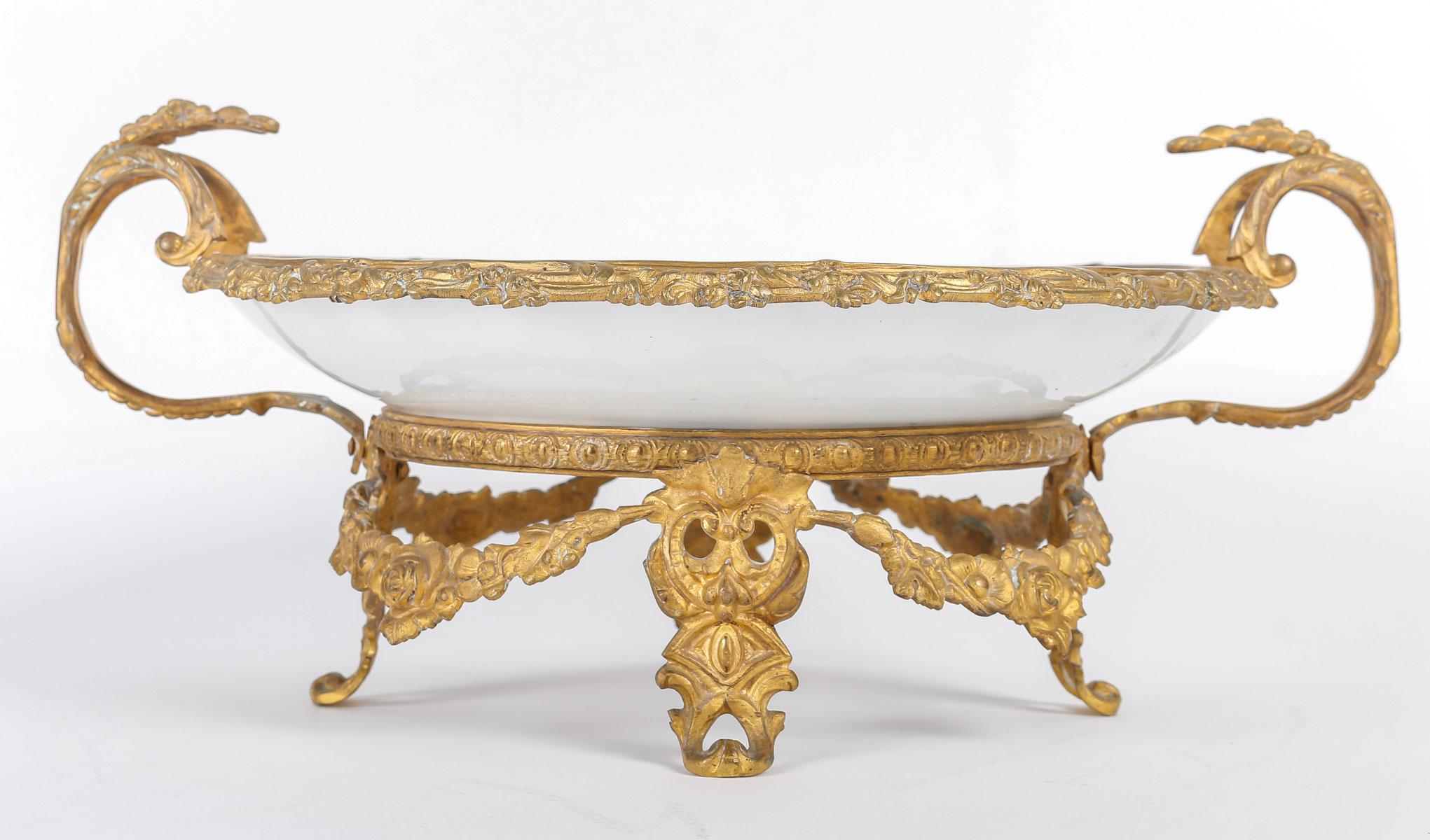 Français Coupe en porcelaine de Sèvres et monture en bronze doré, Napoléon III. en vente