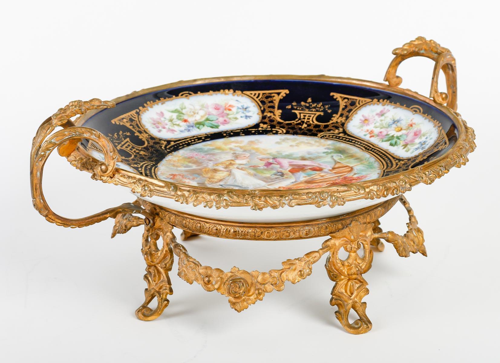 Sèvres Porzellantasse und vergoldete Bronzemontierung, Napoleon III. (Vergoldet) im Angebot