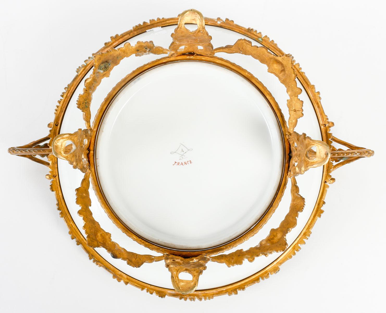 XIXe siècle Coupe en porcelaine de Sèvres et monture en bronze doré, Napoléon III. en vente