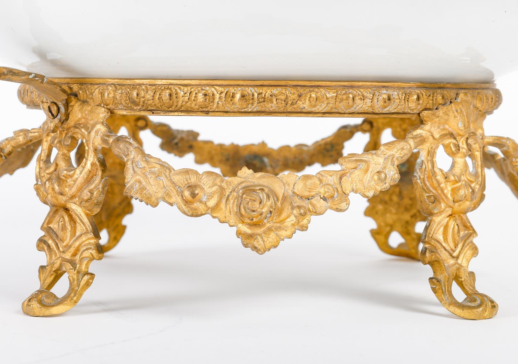 Bronze Coupe en porcelaine de Sèvres et monture en bronze doré, Napoléon III. en vente