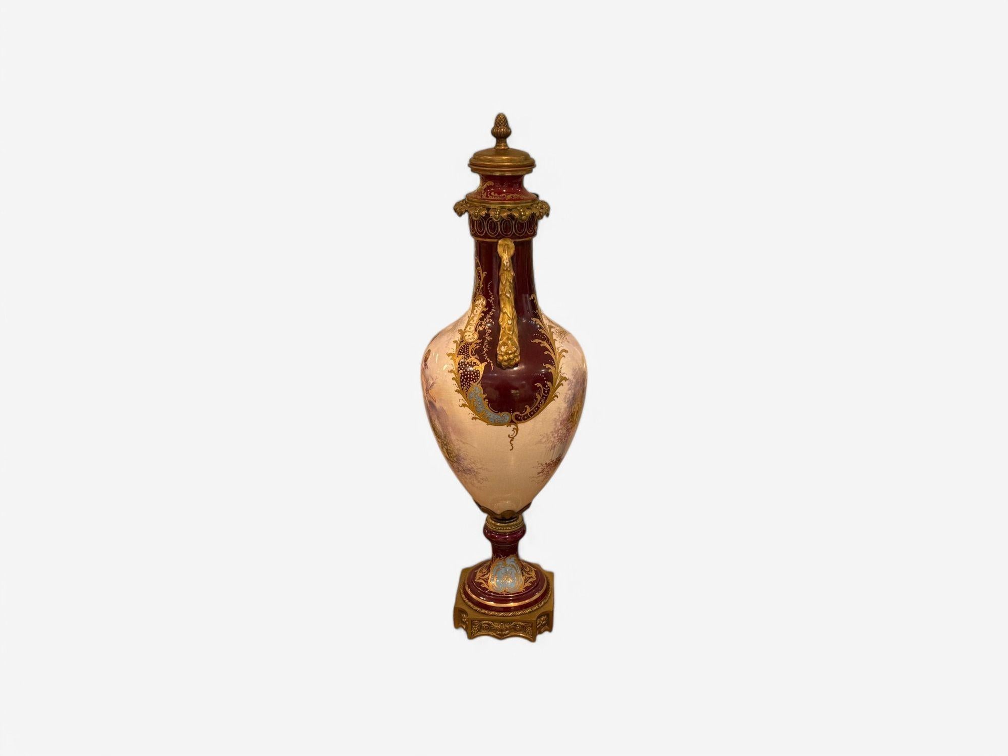 Sèvres, porcellana, metallo dorato, vaso con cherubino e fanciulla, Francia, XIX sec. in vendita 5