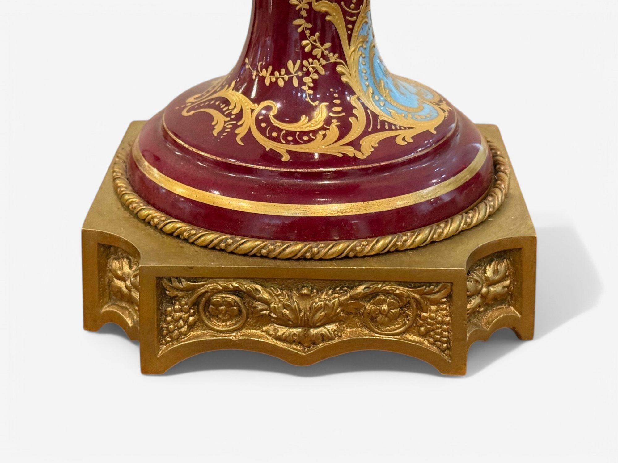 Sèvres, porcellana, metallo dorato, vaso con cherubino e fanciulla, Francia, XIX sec. in vendita 6