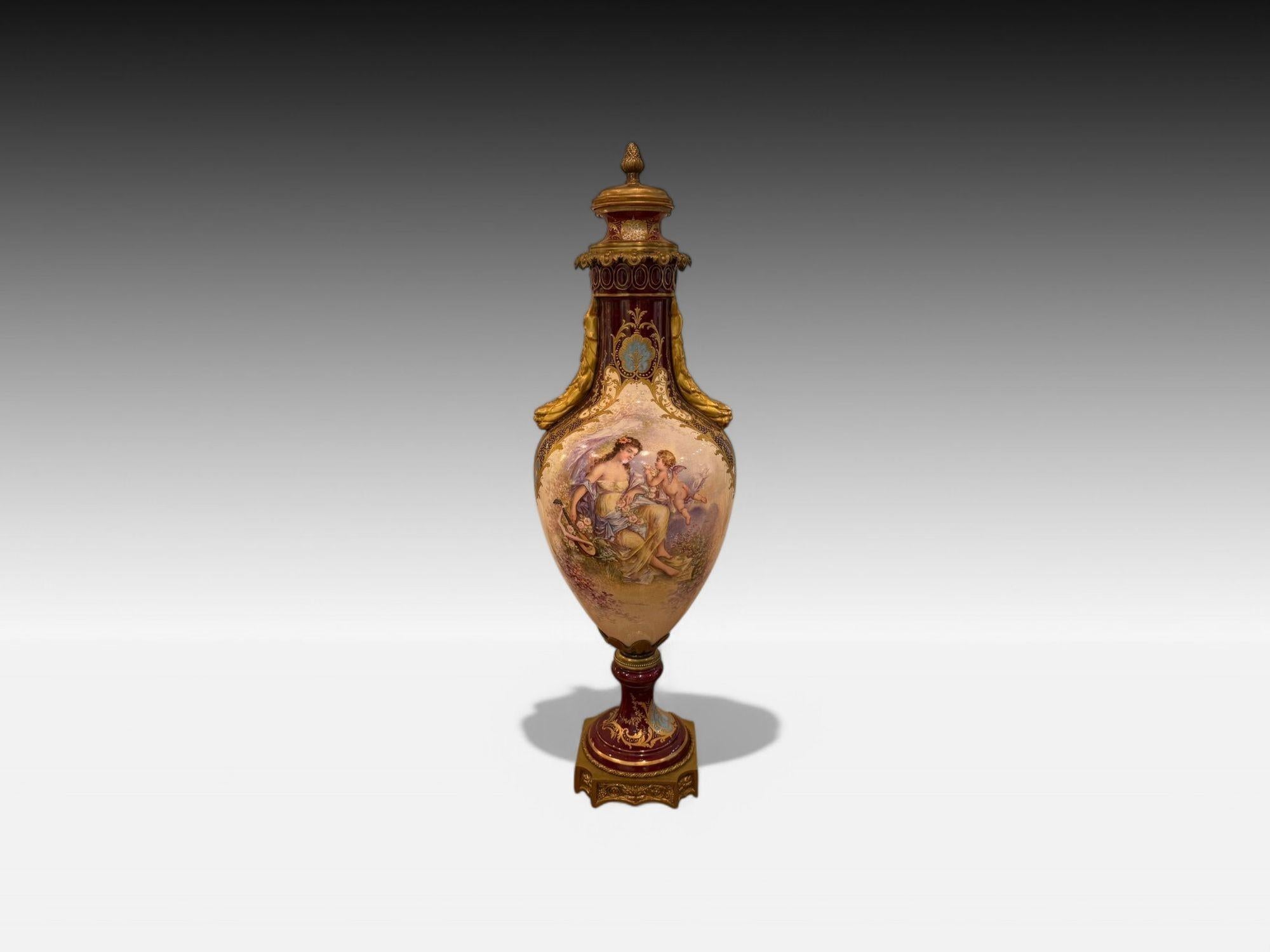 Sèvres, porcellana, metallo dorato, vaso con cherubino e fanciulla, Francia, XIX sec. In condizioni buone in vendita a Manhasset, NY