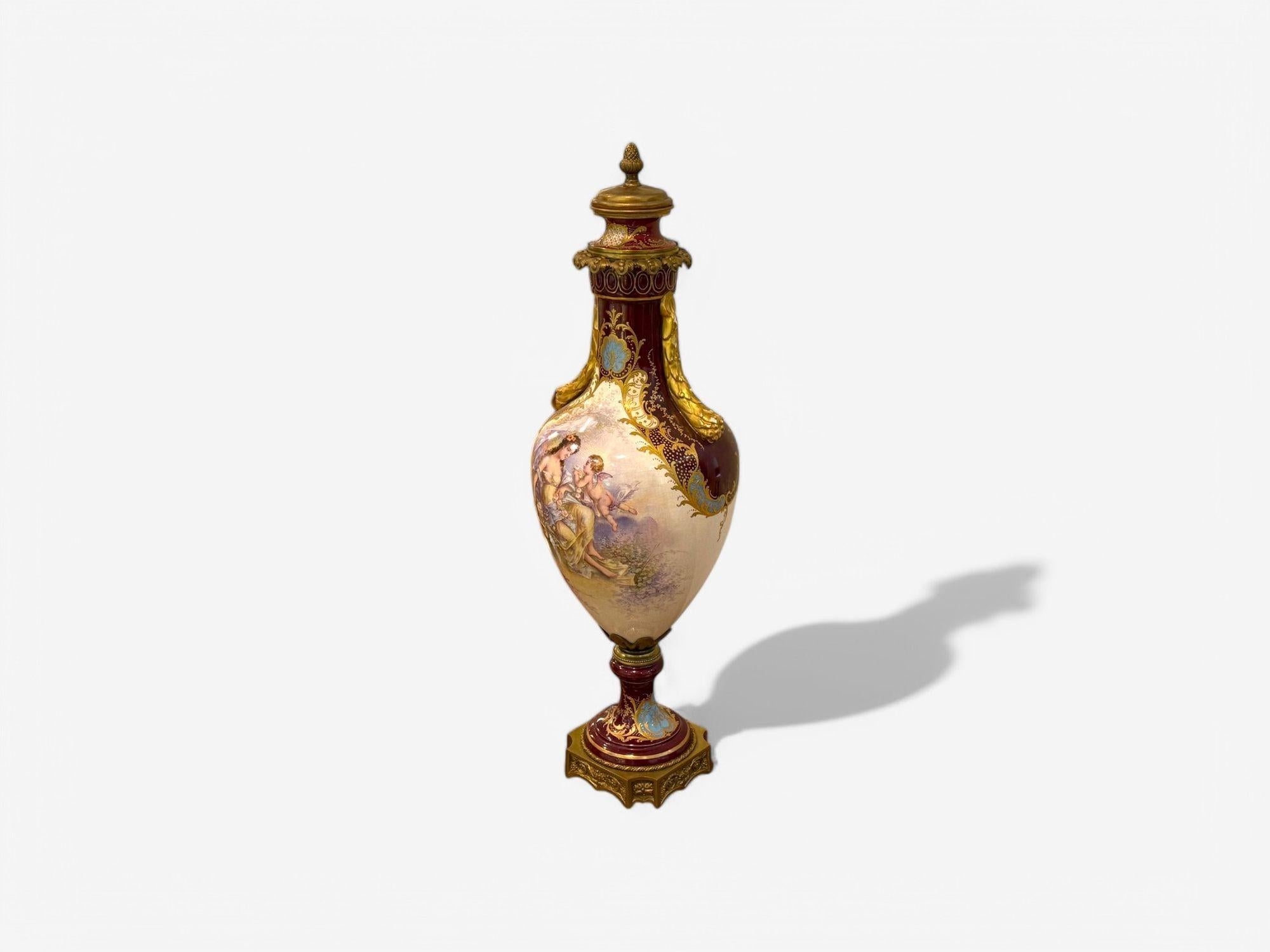 XIX secolo Sèvres, porcellana, metallo dorato, vaso con cherubino e fanciulla, Francia, XIX sec. in vendita
