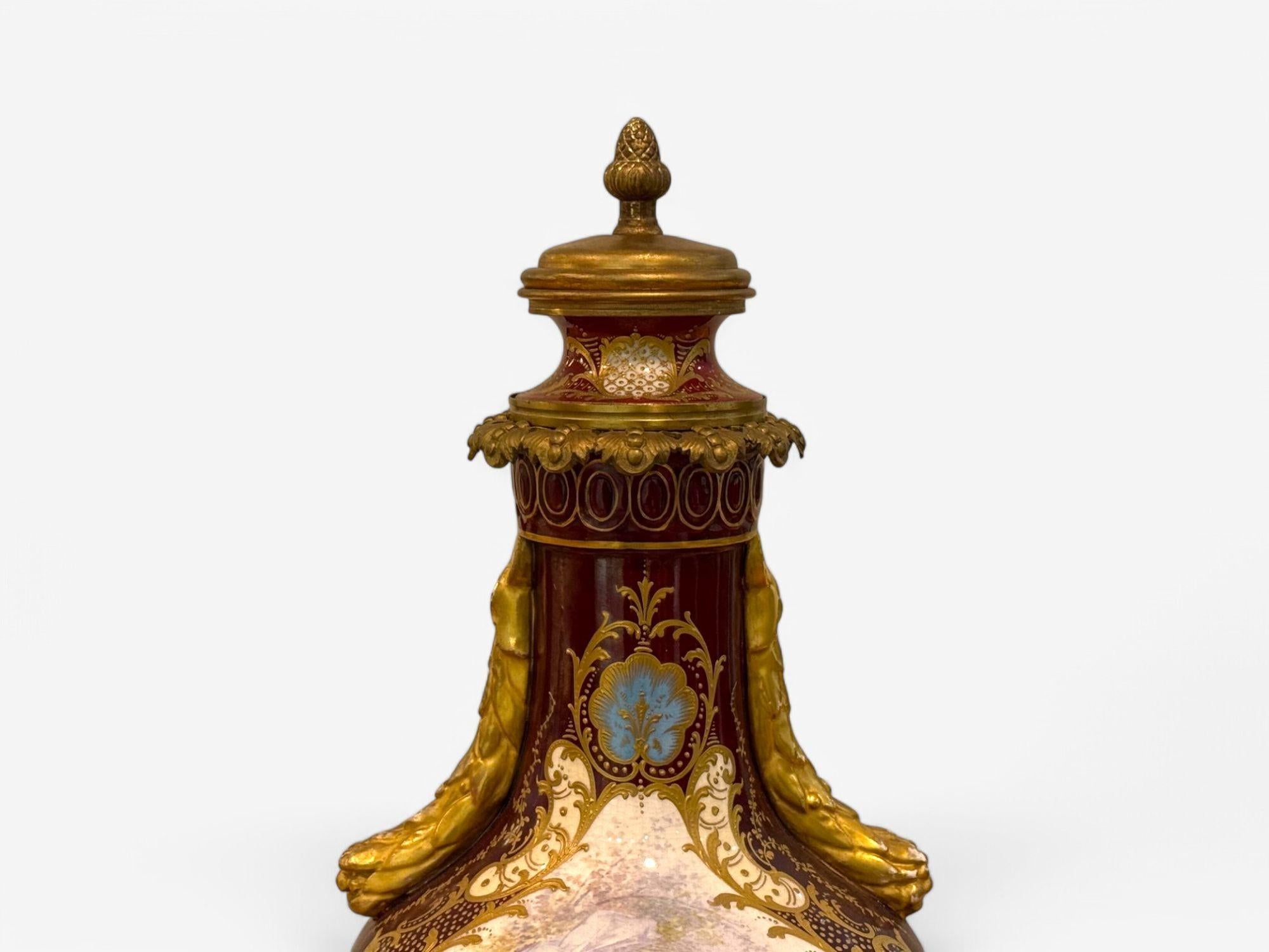 Metallo Sèvres, porcellana, metallo dorato, vaso con cherubino e fanciulla, Francia, XIX sec. in vendita