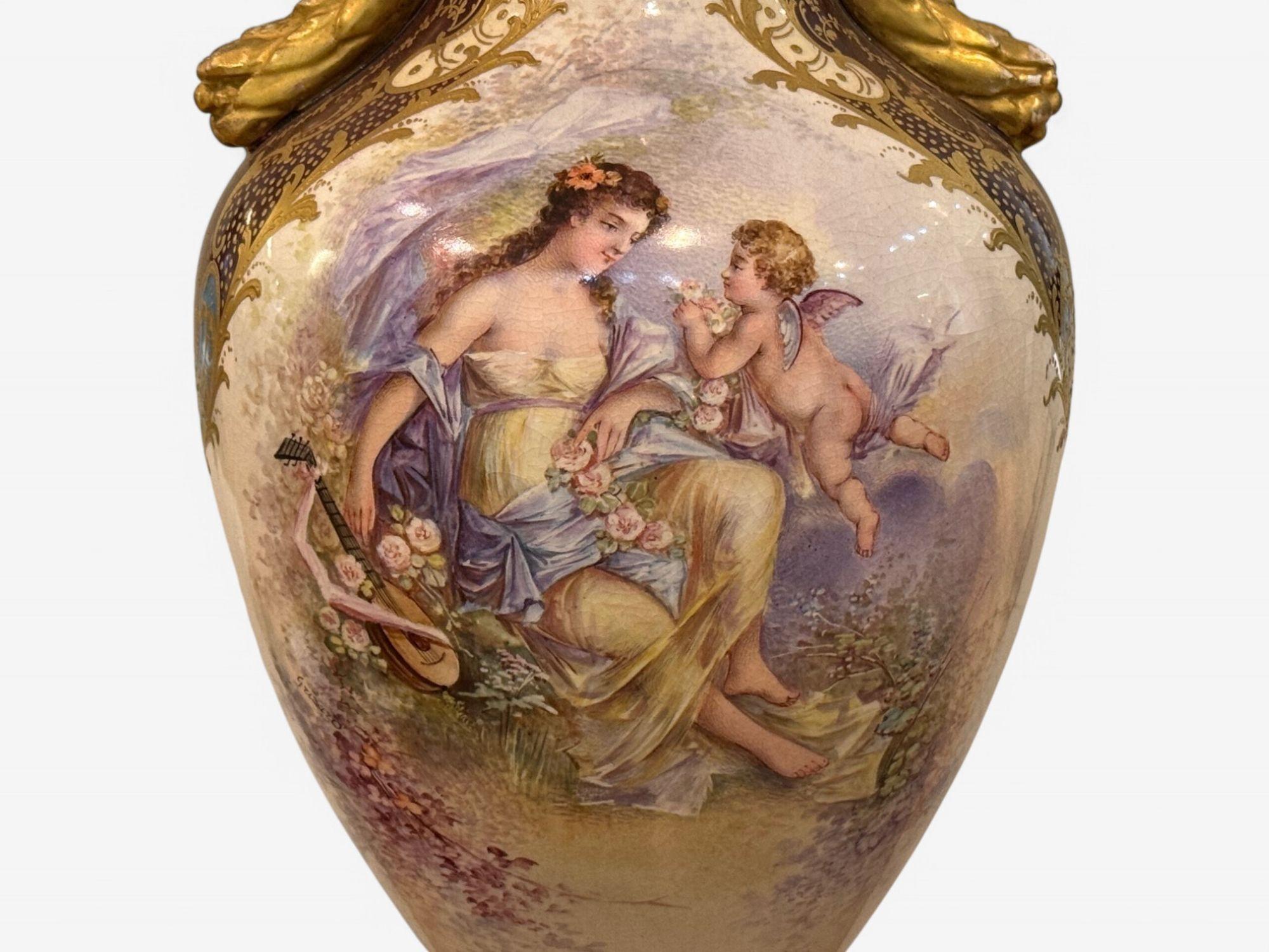 Sèvres, porcellana, metallo dorato, vaso con cherubino e fanciulla, Francia, XIX sec. in vendita 1