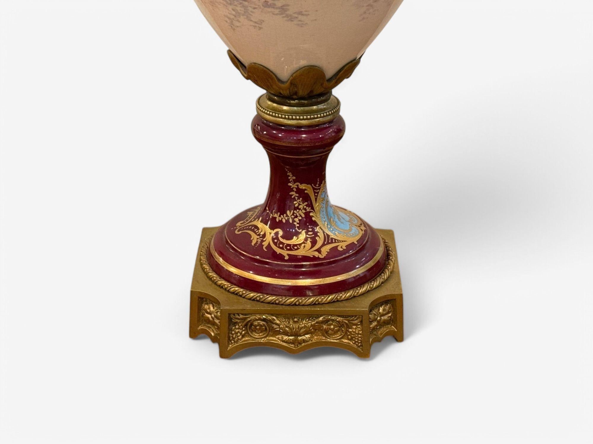 Sèvres, porcellana, metallo dorato, vaso con cherubino e fanciulla, Francia, XIX sec. in vendita 2