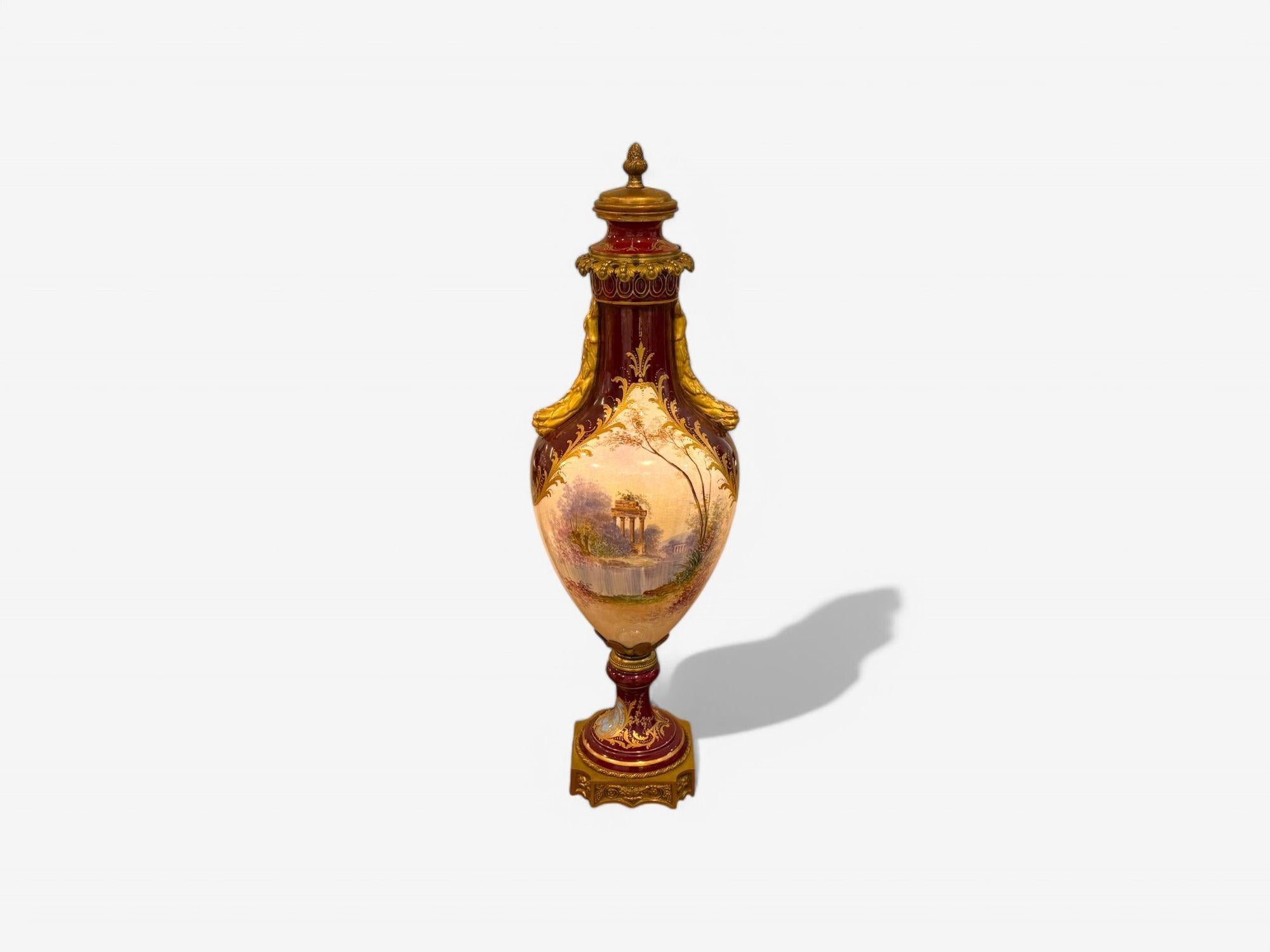 Sèvres, porcellana, metallo dorato, vaso con cherubino e fanciulla, Francia, XIX sec. in vendita 3