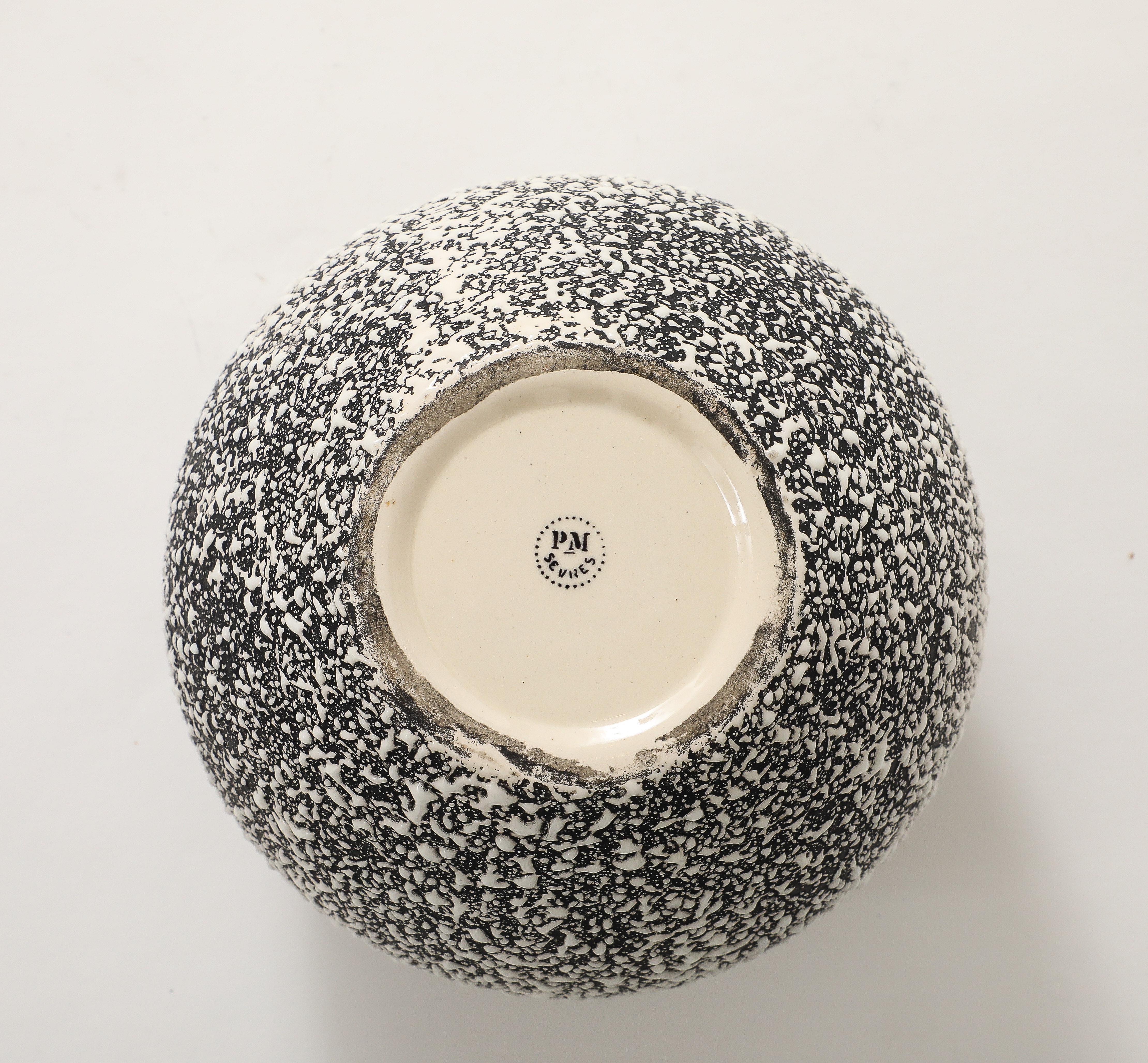 Vaso Sevrés in porcellana marrone e bianca, Francia, anni '30 circa, timbrato in vendita 3
