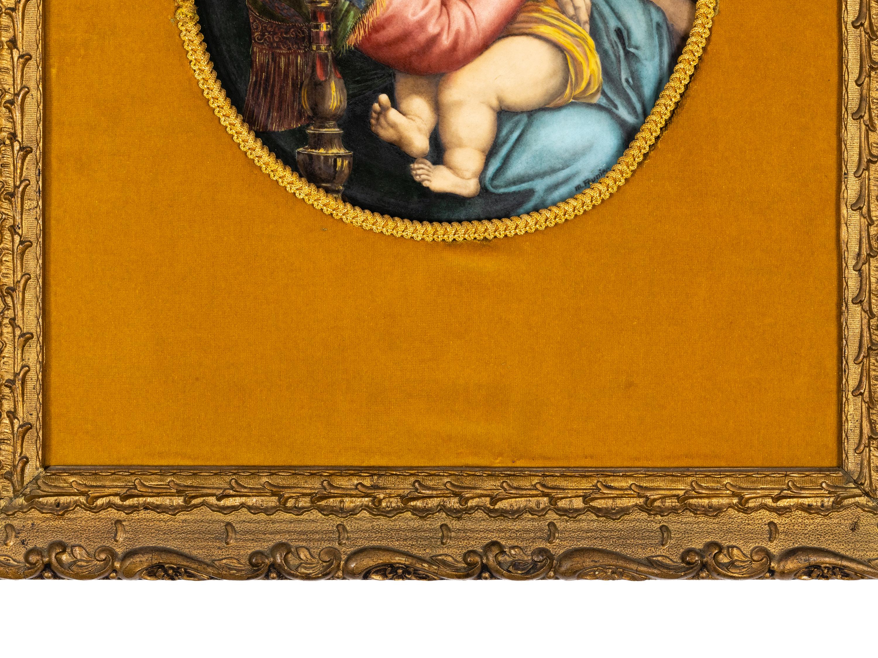 Scène en porcelaine émaillée de Sèvres, inspirée du célèbre tableau de Raphael de 1513, représentant la Madone de Segiore. Elle représente l'Enfant Jésus enlacé par Marie, qui est assise sur une chaise, et le petit Jean-Baptiste qui la regarde