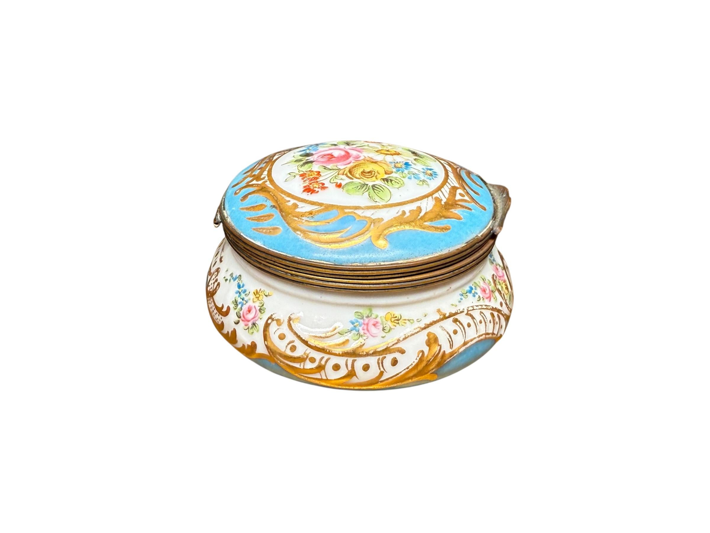 Sevres Porcelain Trinket Box In Good Condition For Sale In Guaynabo, PR