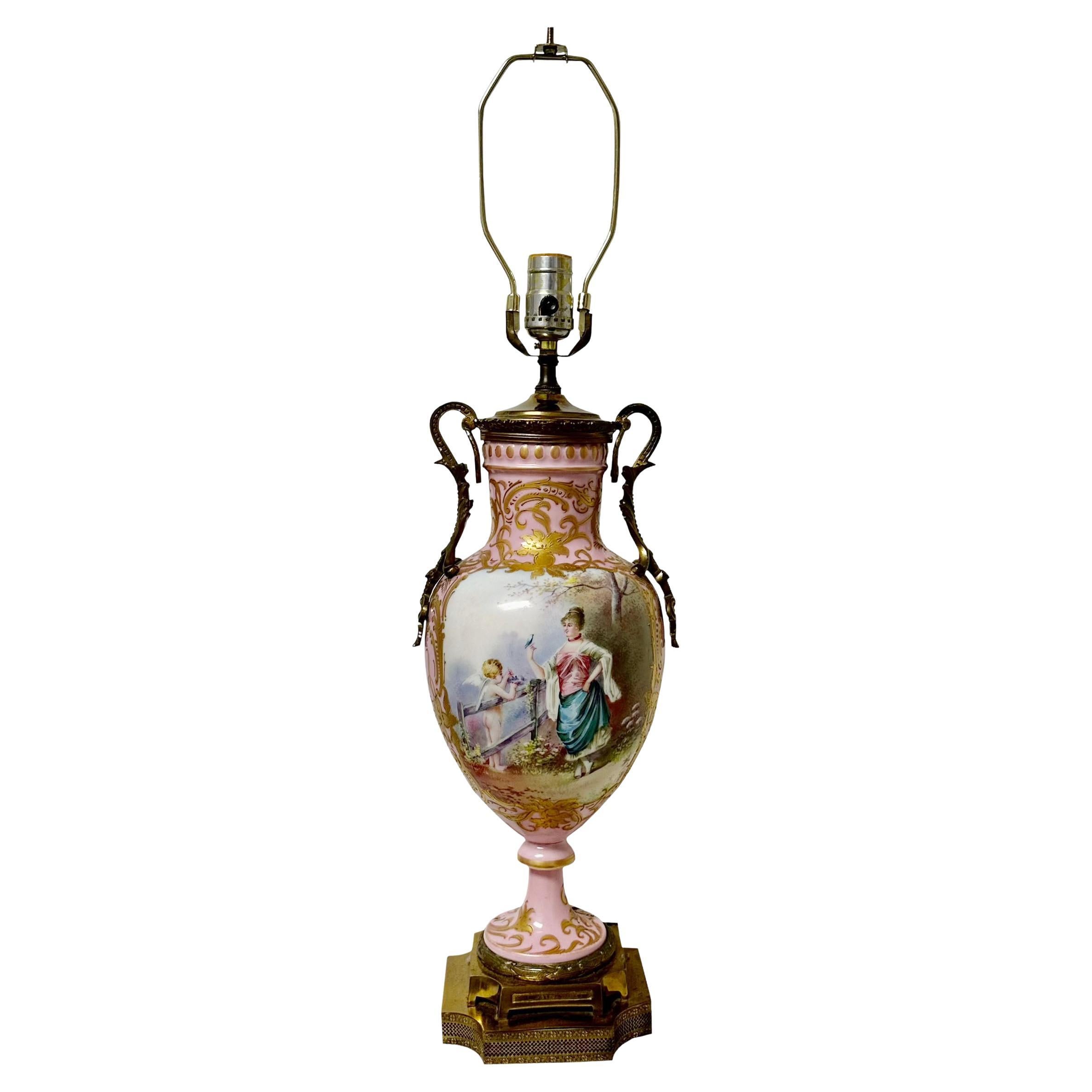 Vase en porcelaine de Sèvres en guise de lampe de table