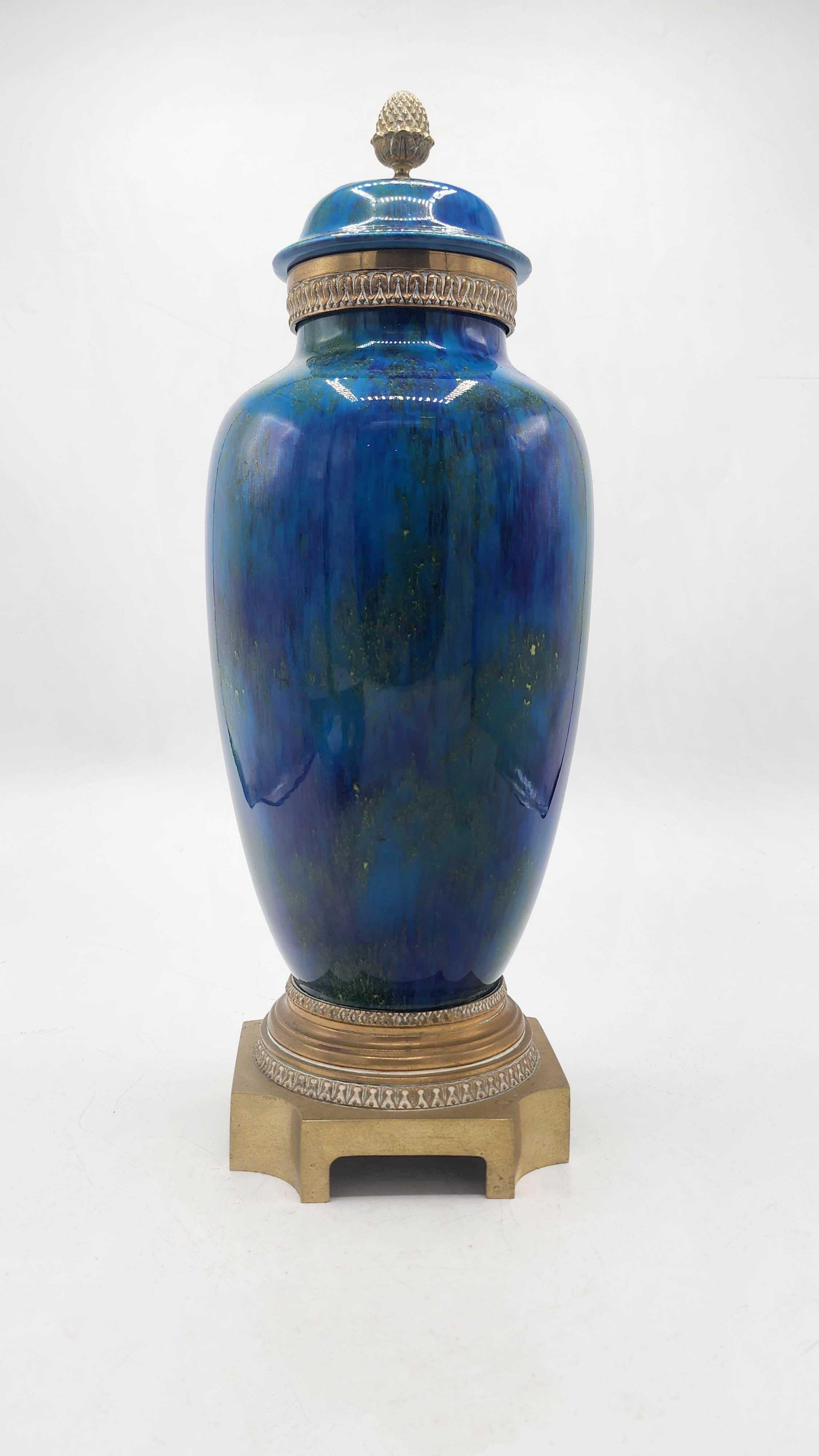 Vaso in porcellana di Sèvres firmato C.H.
Questo elegante vaso in porcellana francese di Sèvres è un pezzo da collezione che emana raffinatezza e ricercatezza. Firmato C.H., questo vaso si distingue per la ricca tavolozza di colori e la finitura