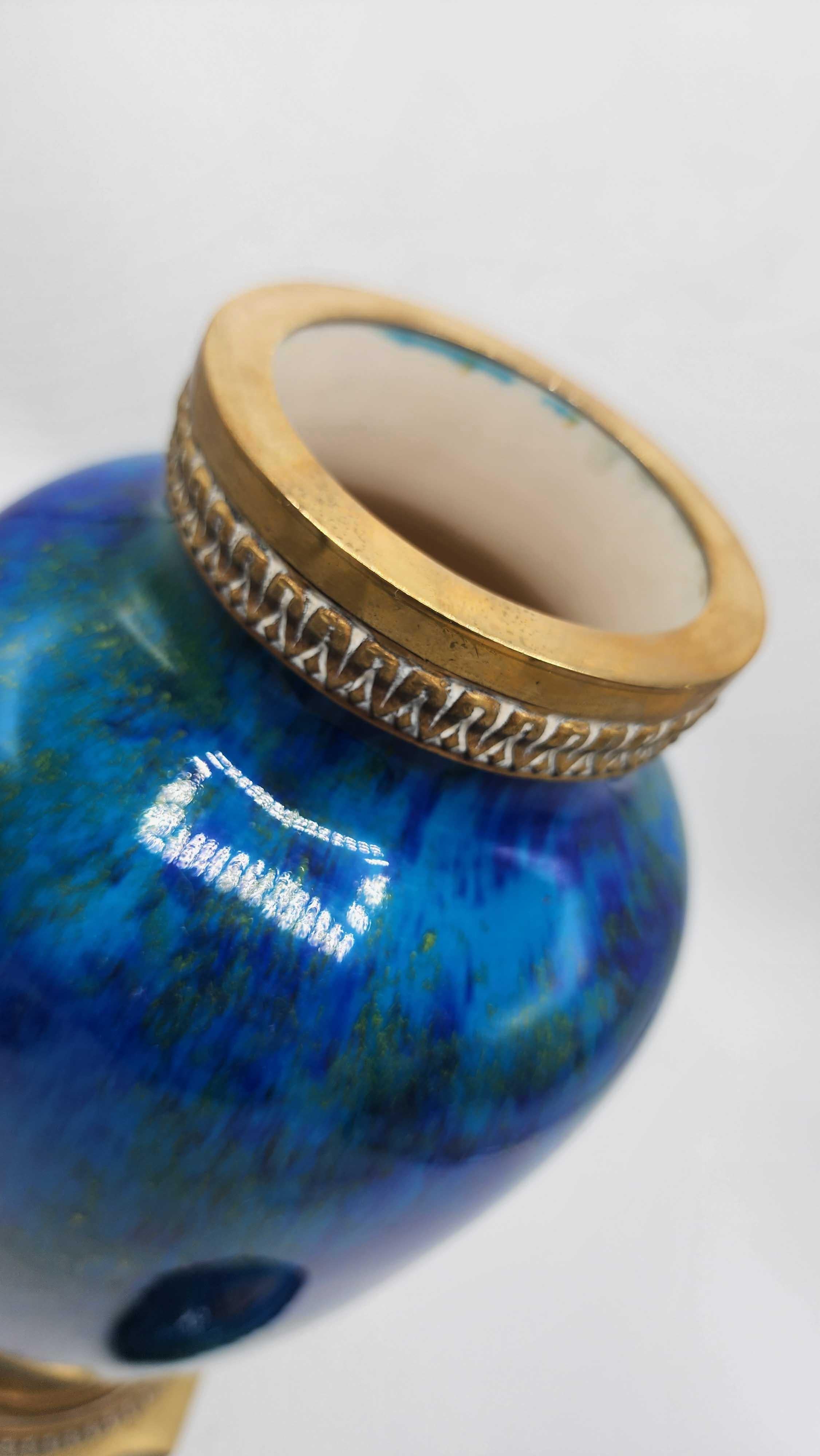 Fatto a mano Vaso in porcellana di Sèvres firmato C.C. in vendita