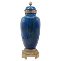 Jarrón de porcelana de Sevres firmado C.H.