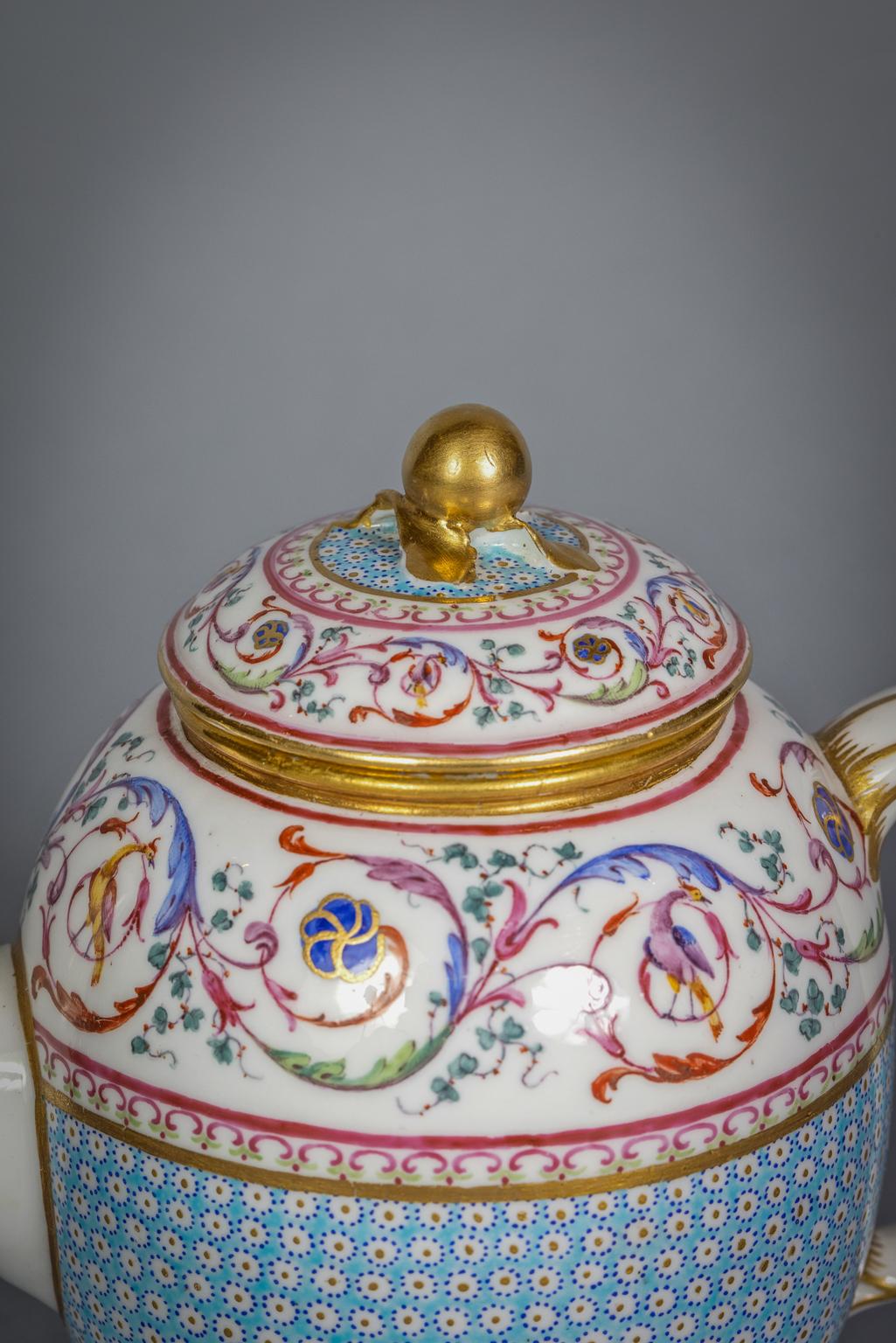 Théière et couvercle en porcelaine de Sèvres à fond bleu ciel, daté de 1785 Bon état - En vente à New York, NY