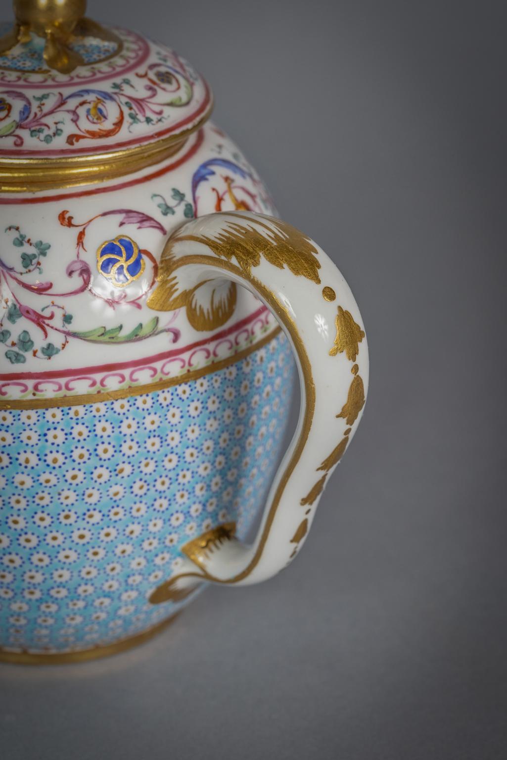 Milieu du XVIIIe siècle Théière et couvercle en porcelaine de Sèvres à fond bleu ciel, daté de 1785 en vente